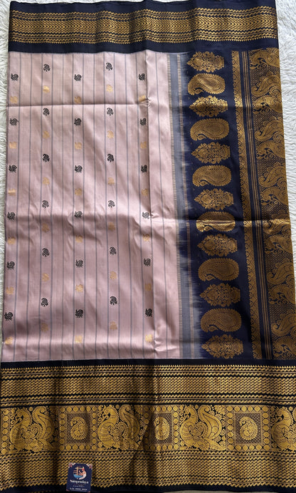 Gadwal Pattu Saree Light Lavender Colored Complemented With a Navy Blue Color Zari Border - Sampradaya Designer Studio