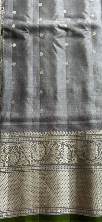 Gadwal Pattu Saree Purple Colored Complemented With a Gray Color Zari Border - Sampradaya Designer Studio