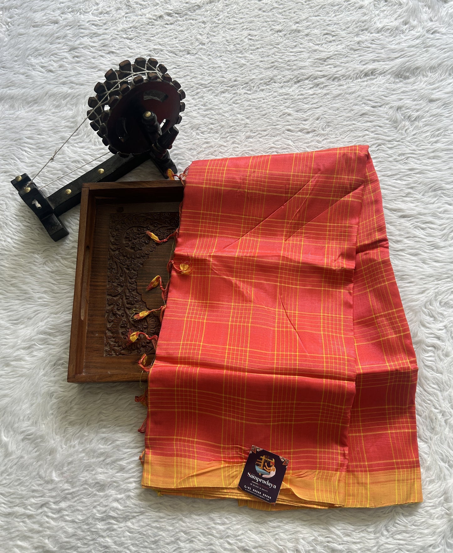 Mangalagiri Plain Pattu Saree Pink colored complemented with a No Border.