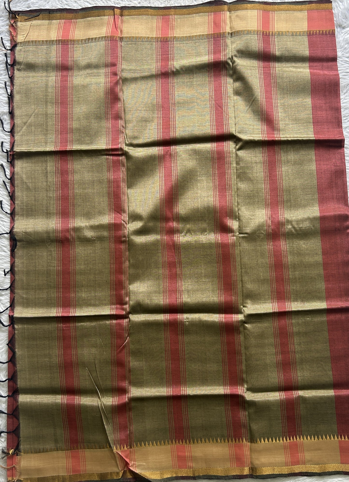 Mangalagiri Plain Pattu Saree Onion Pink colored complemented with a Zari Border.