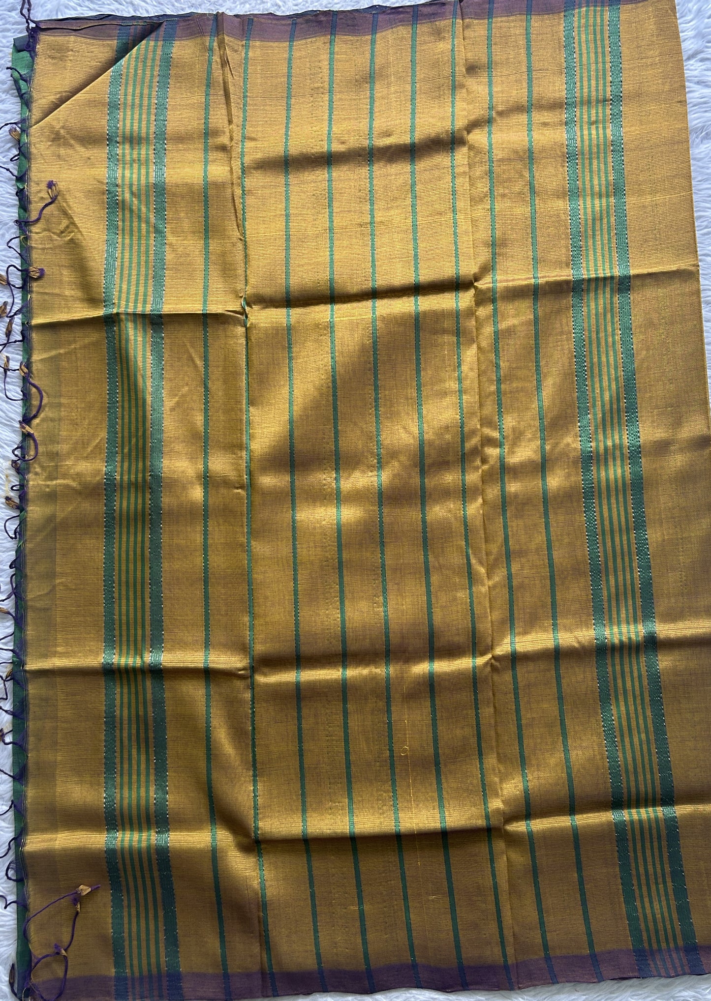 Mangalagiri Plain Pattu Saree Green colored complemented with a No Border.