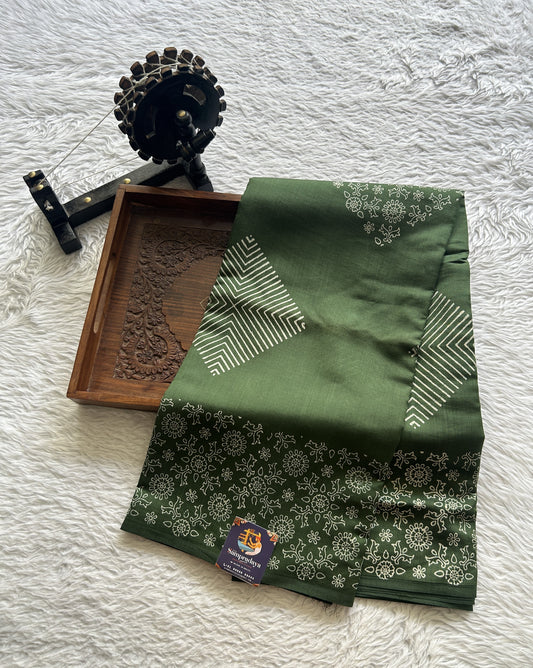 Banarasi Chiniya Silk Saree Green Colored Complemented with a Printed Border. - Sampradaya Designer Studio