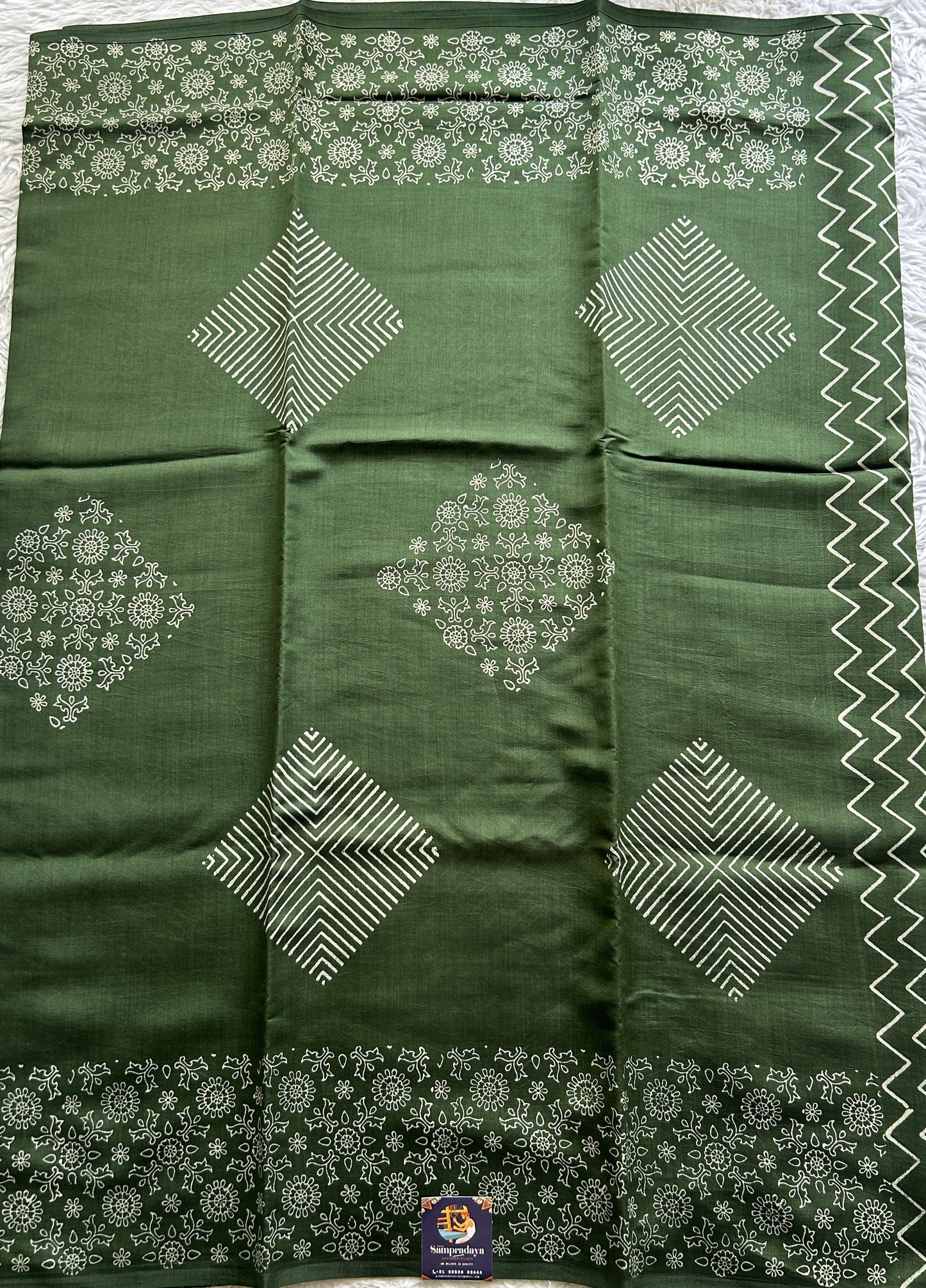 Banarasi Chiniya Silk Saree Green Colored Complemented with a Printed Border. - Sampradaya Designer Studio