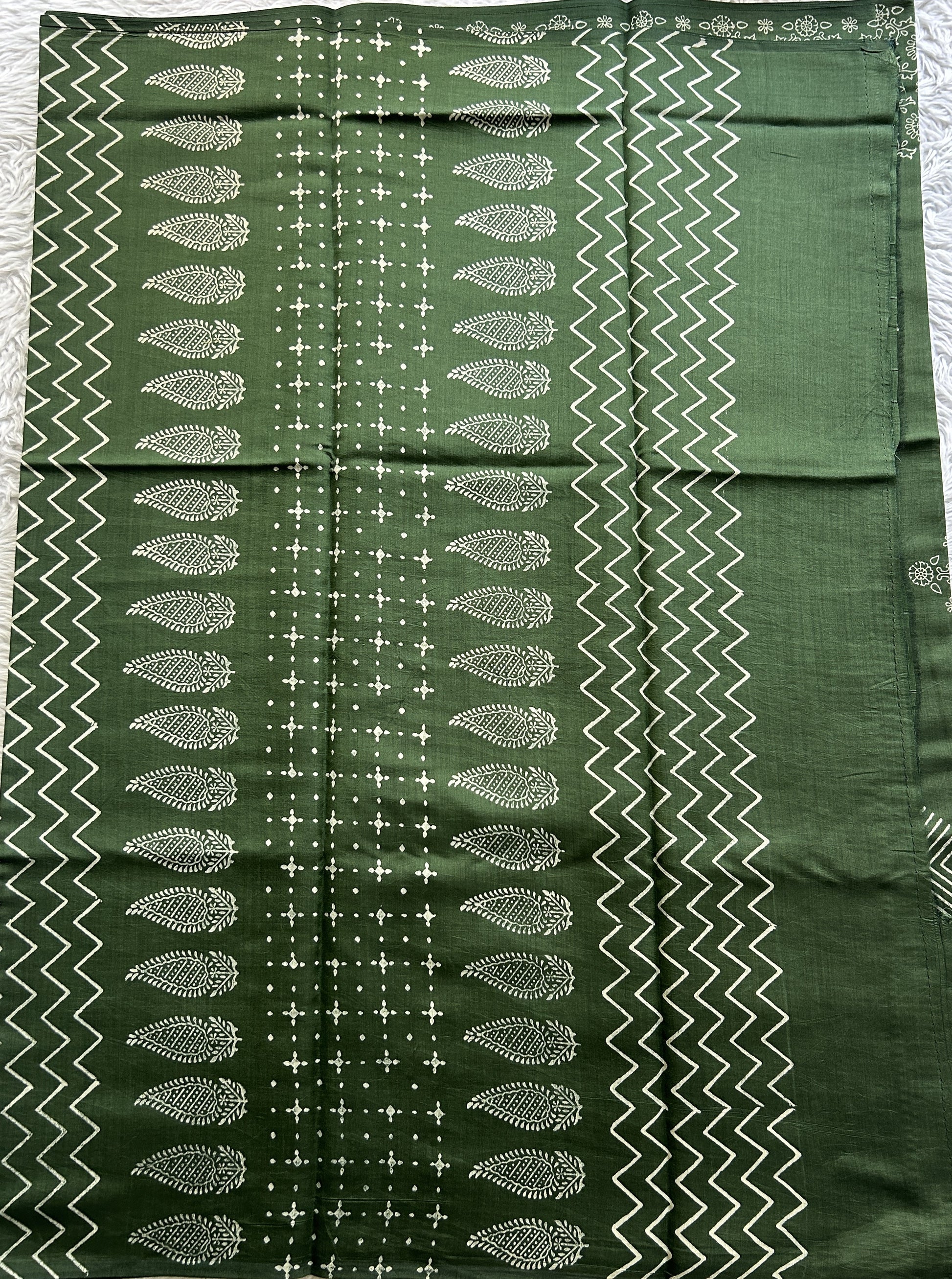 Banarasi Chiniya Silk Saree Green Colored Complemented with a Printed Border. - Sampradaya Designer Studio