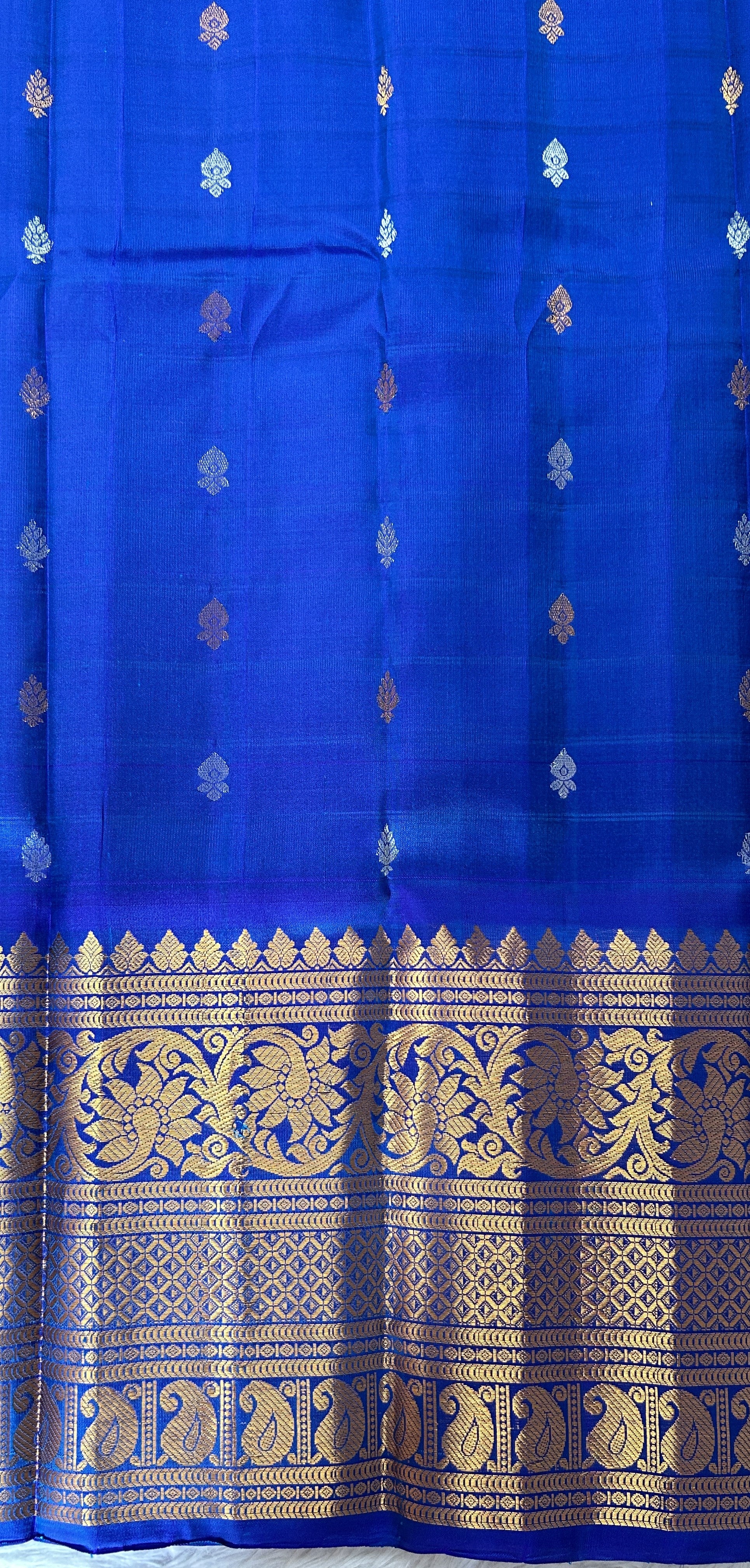 Gadwal Pattu Saree Green Colored Complemented With a Ink Blue Color Kanchi Border - Sampradaya Designer Studio