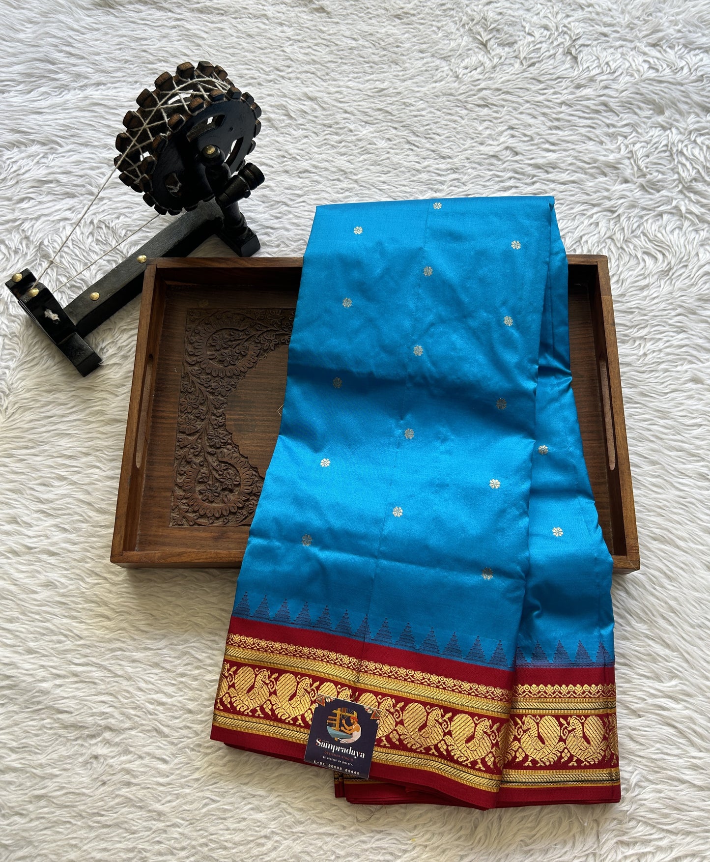 Narayanpet Silk Saree Royal Blue Colored Complemented with a Maroon Zari Border.