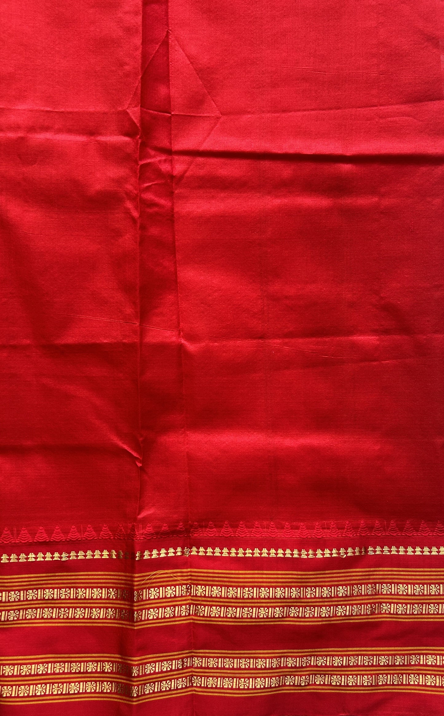 Narayanpet Silk Checks Saree Green Colored Complemented with a Red Zari Border.