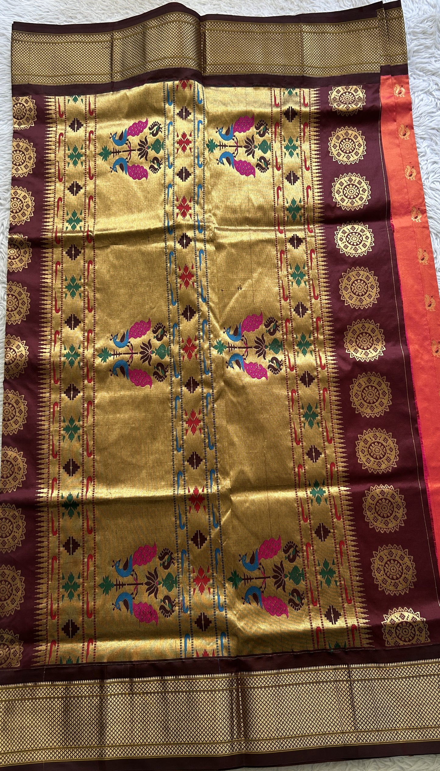 Narayanpet Silk Saree Dual tone Colored Complemented with a Zari Border.