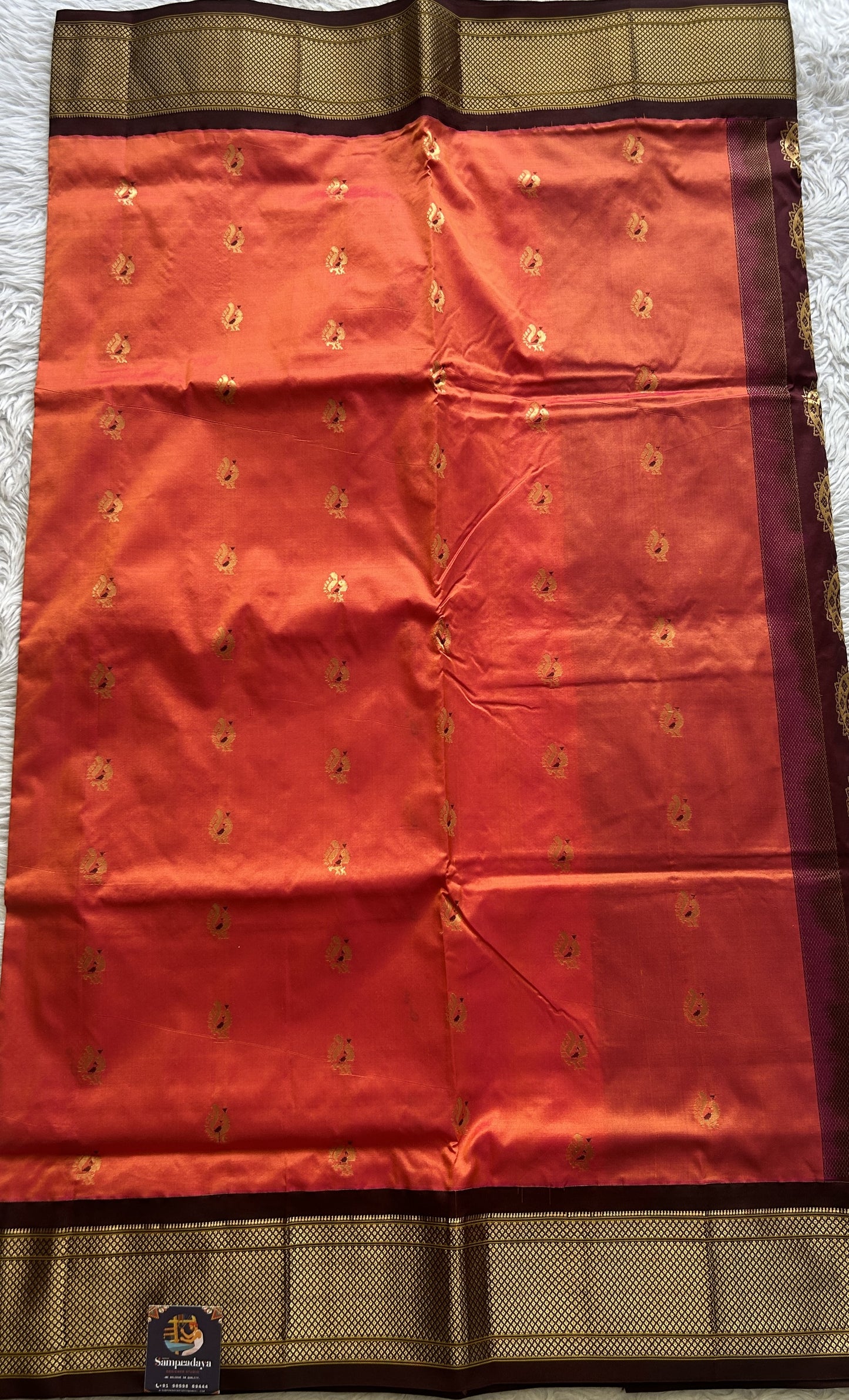 Narayanpet Silk Saree Dual tone Colored Complemented with a Zari Border.