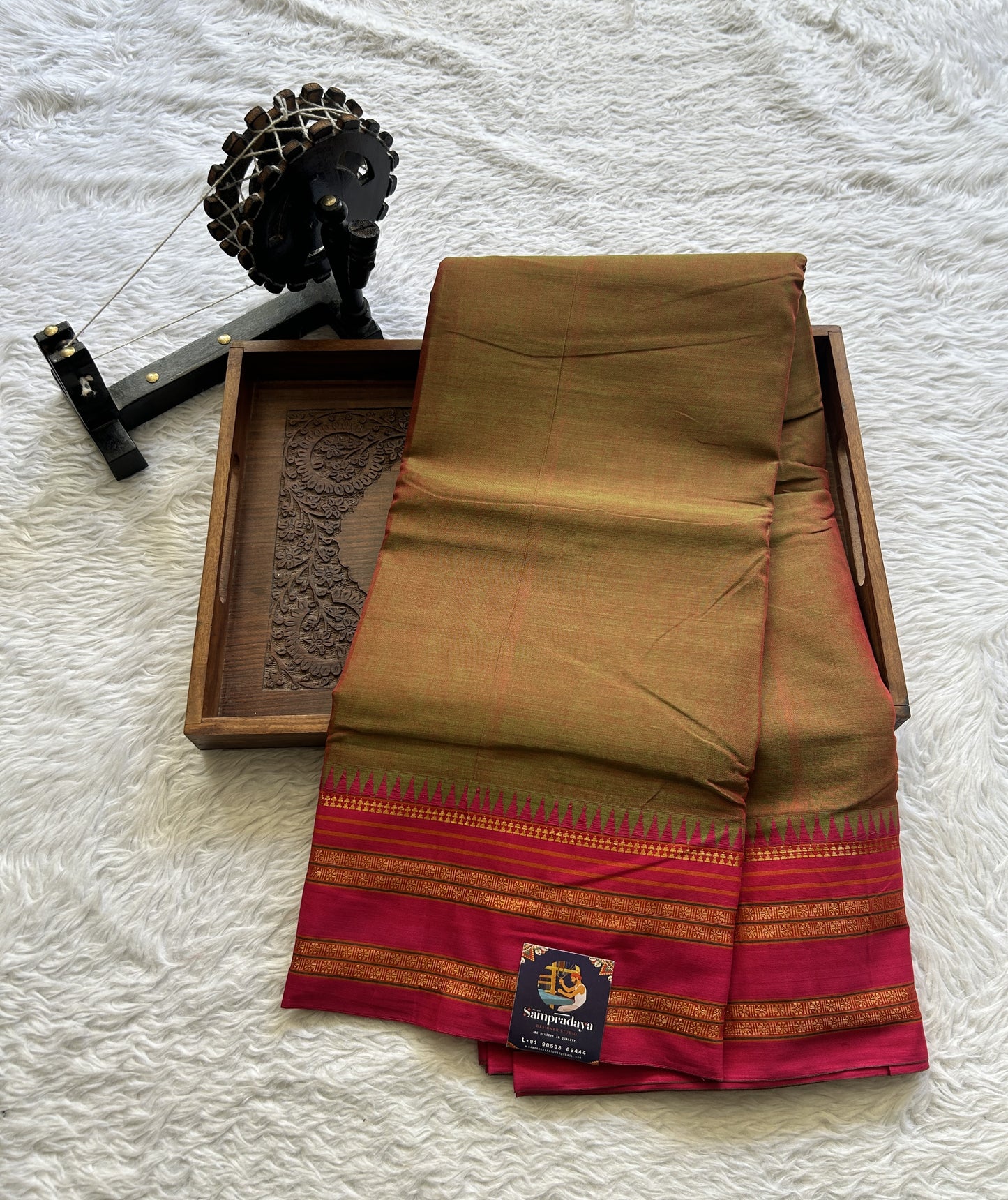 Narayanpet Cotton Saree Dual Shade Colored Complemented with a Thread Border.