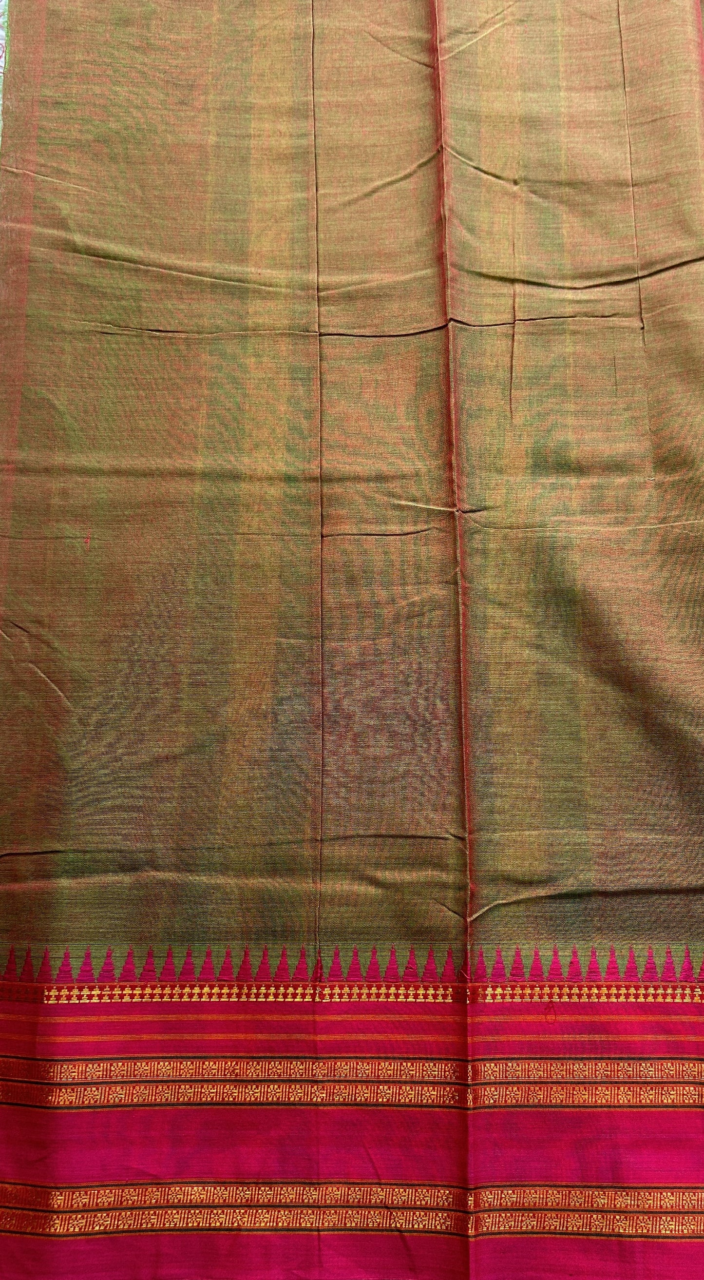 Narayanpet Cotton Saree Dual Shade Colored Complemented with a Thread Border.