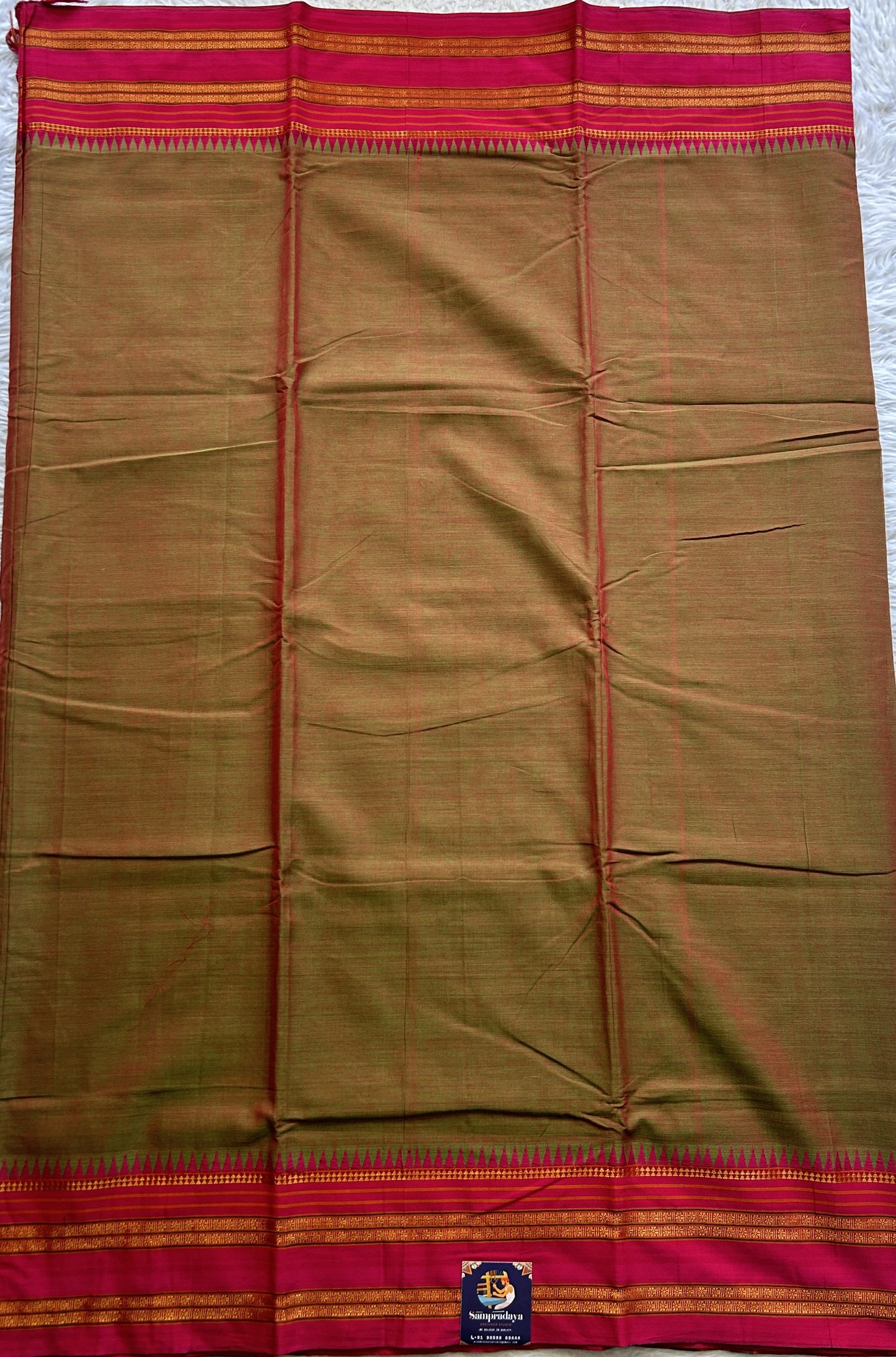 Narayanpet Cotton Saree Dual Shade Colored Complemented with a Thread Border.