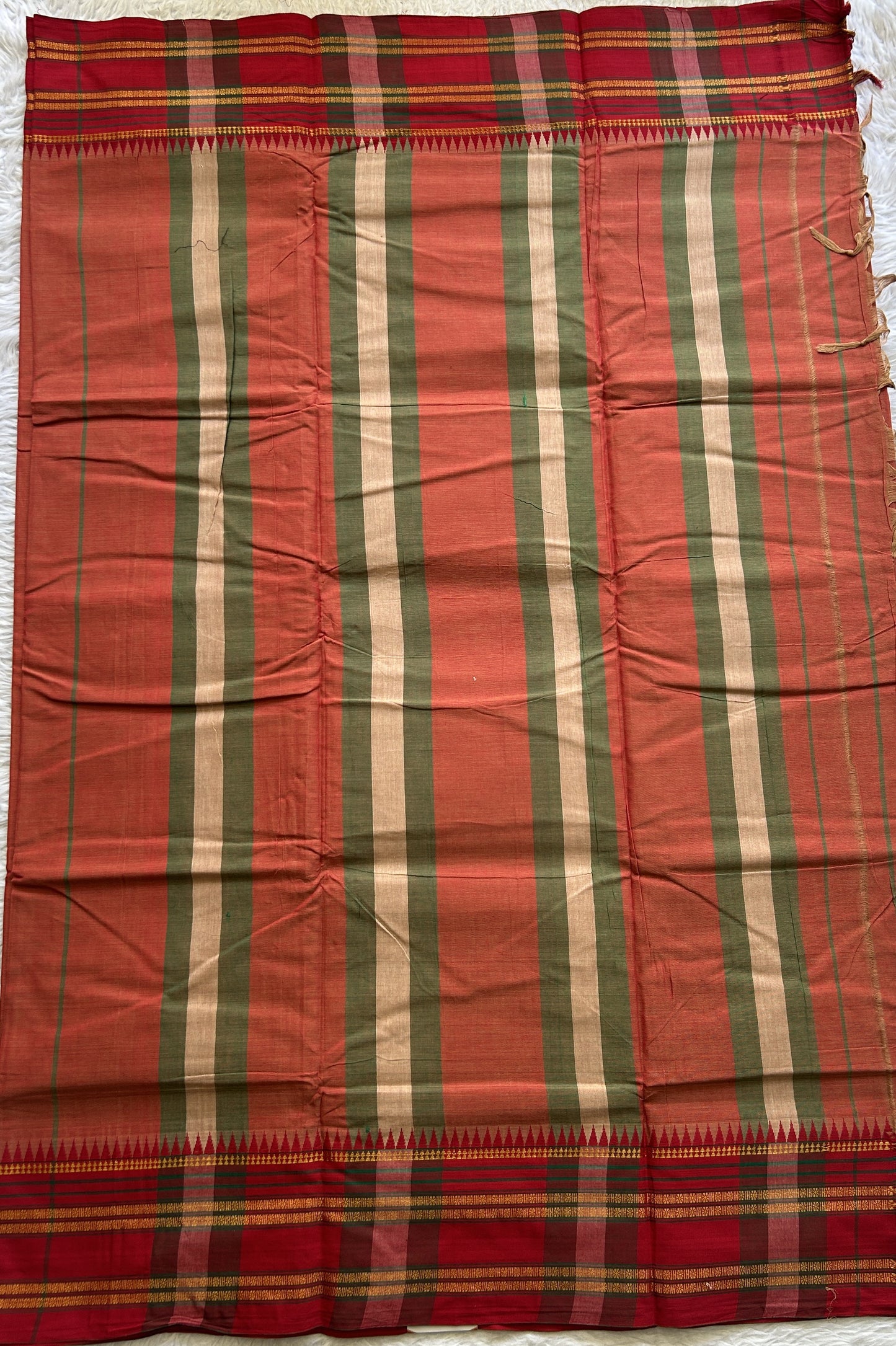 Narayanpet Cotton Saree Rust Colored Complemented with a Thread Border.