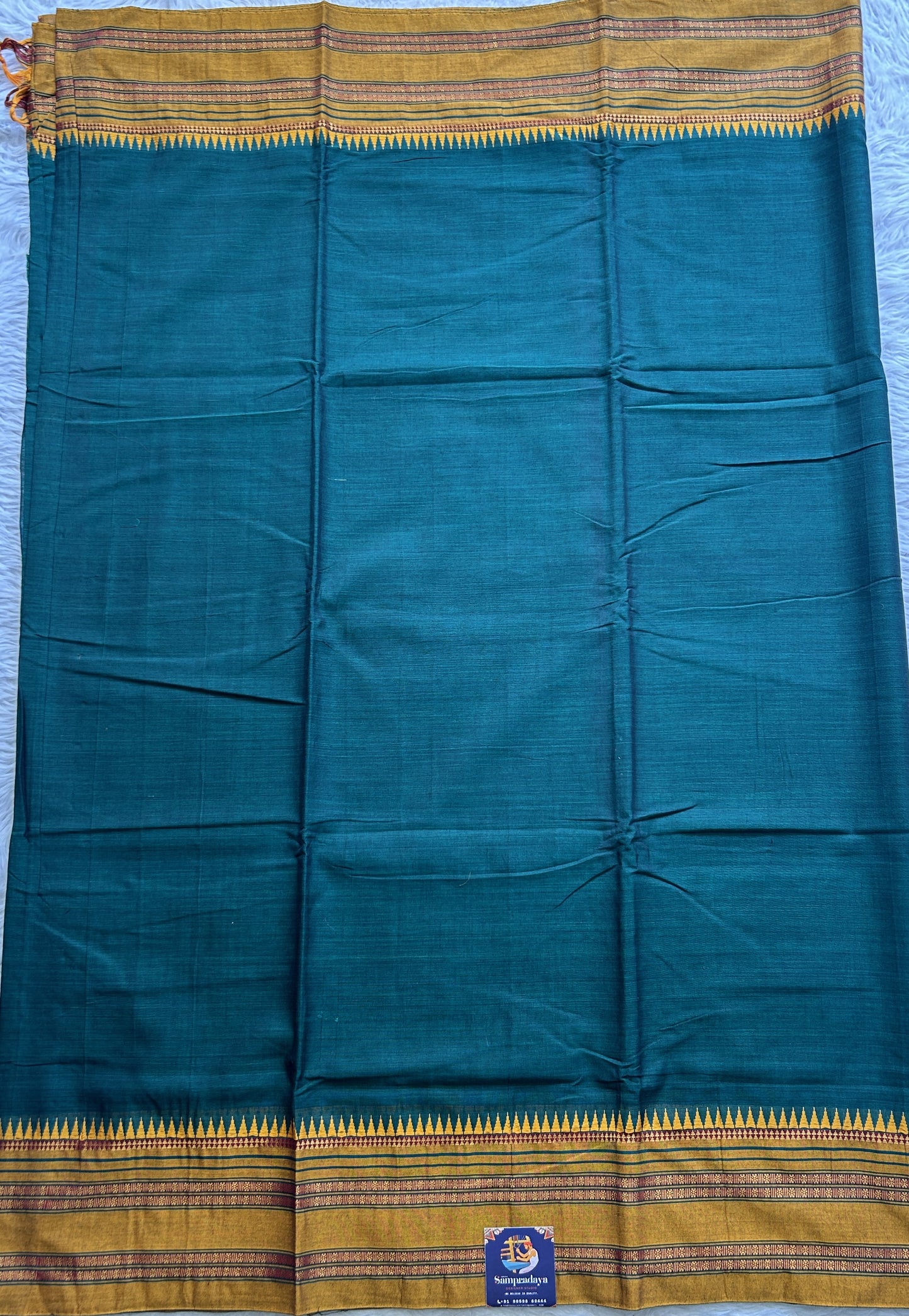 Narayanpet Cotton Saree Dark Green Colored Complemented with a Thread Border.