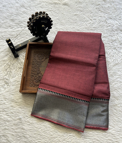 Narayanpet Cotton Saree Dark Onion Pink Colored Complemented with a Thread Border.