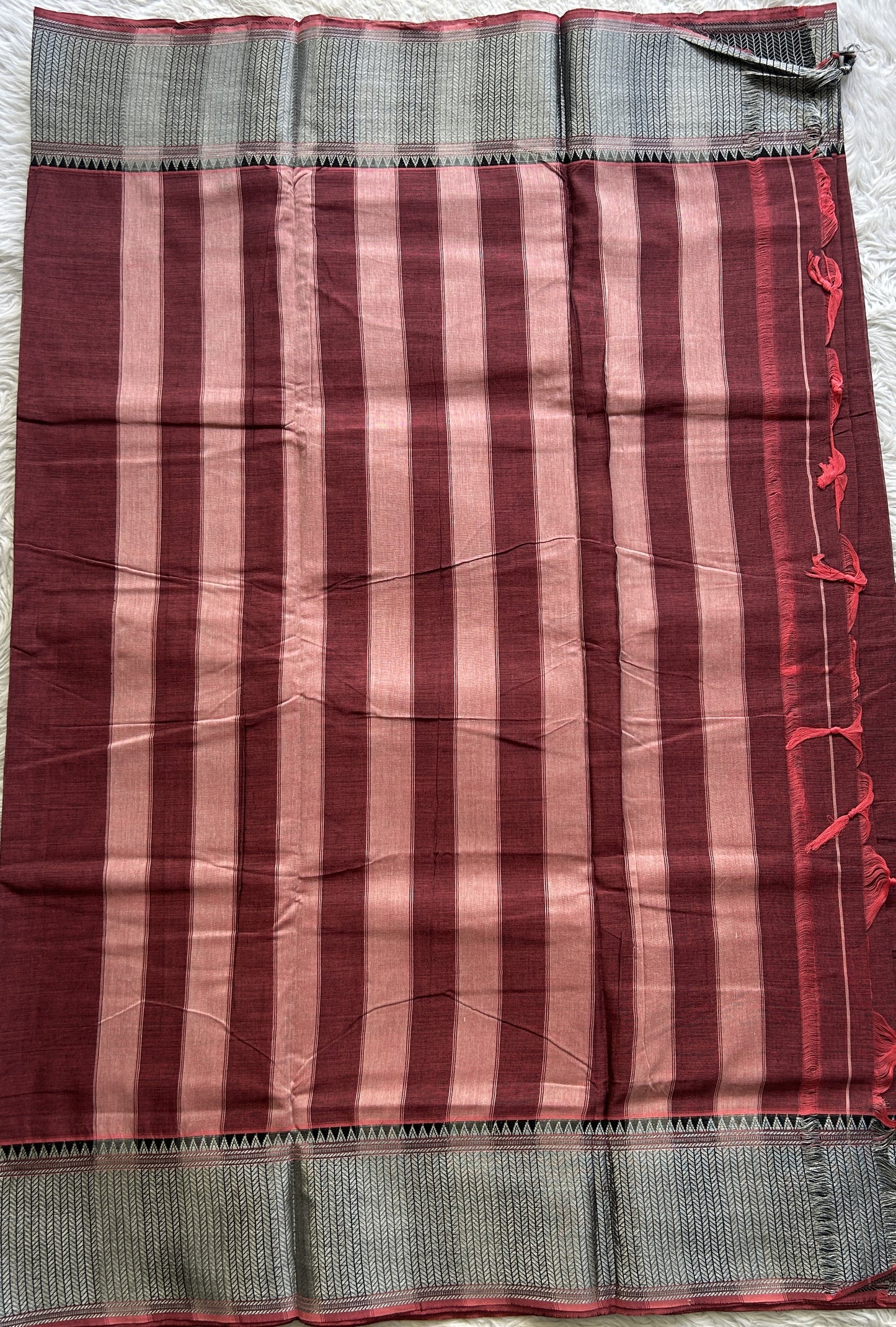 Narayanpet Cotton Saree Dark Onion Pink Colored Complemented with a Thread Border.