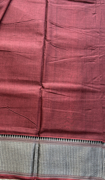 Narayanpet Cotton Saree Dark Onion Pink Colored Complemented with a Thread Border.