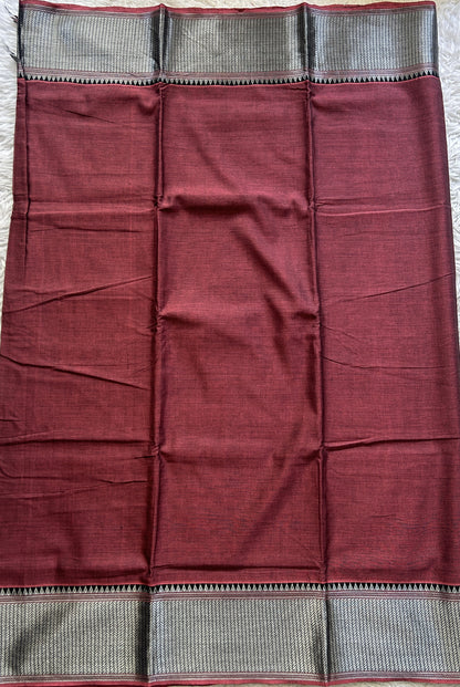 Narayanpet Cotton Saree Dark Onion Pink Colored Complemented with a Thread Border.