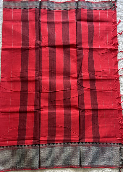 Narayanpet Cotton Saree Red Colored Complemented with a Thread Border.