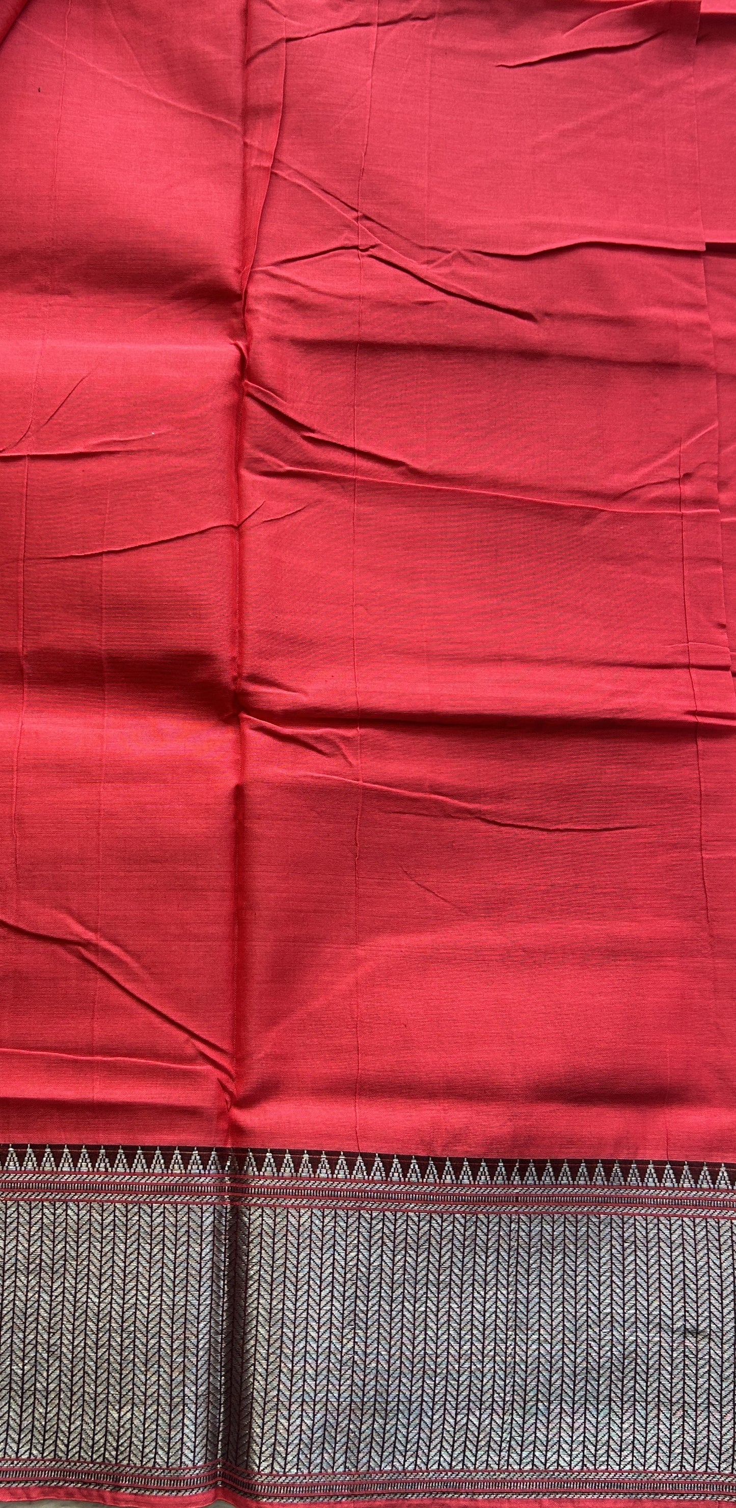 Narayanpet Cotton Saree Red Colored Complemented with a Thread Border.