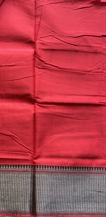 Narayanpet Cotton Saree Red Colored Complemented with a Thread Border.