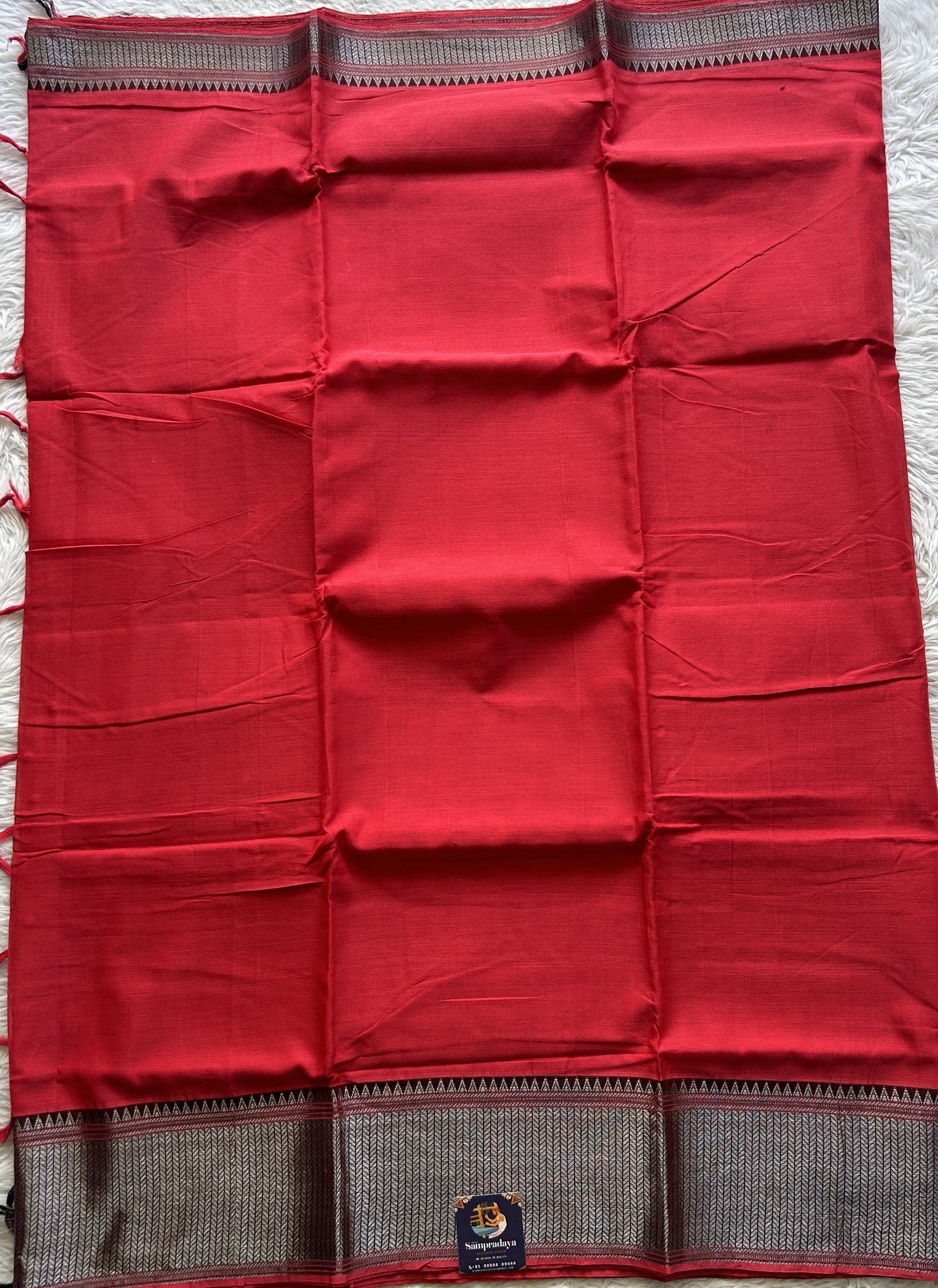 Narayanpet Cotton Saree Red Colored Complemented with a Thread Border.