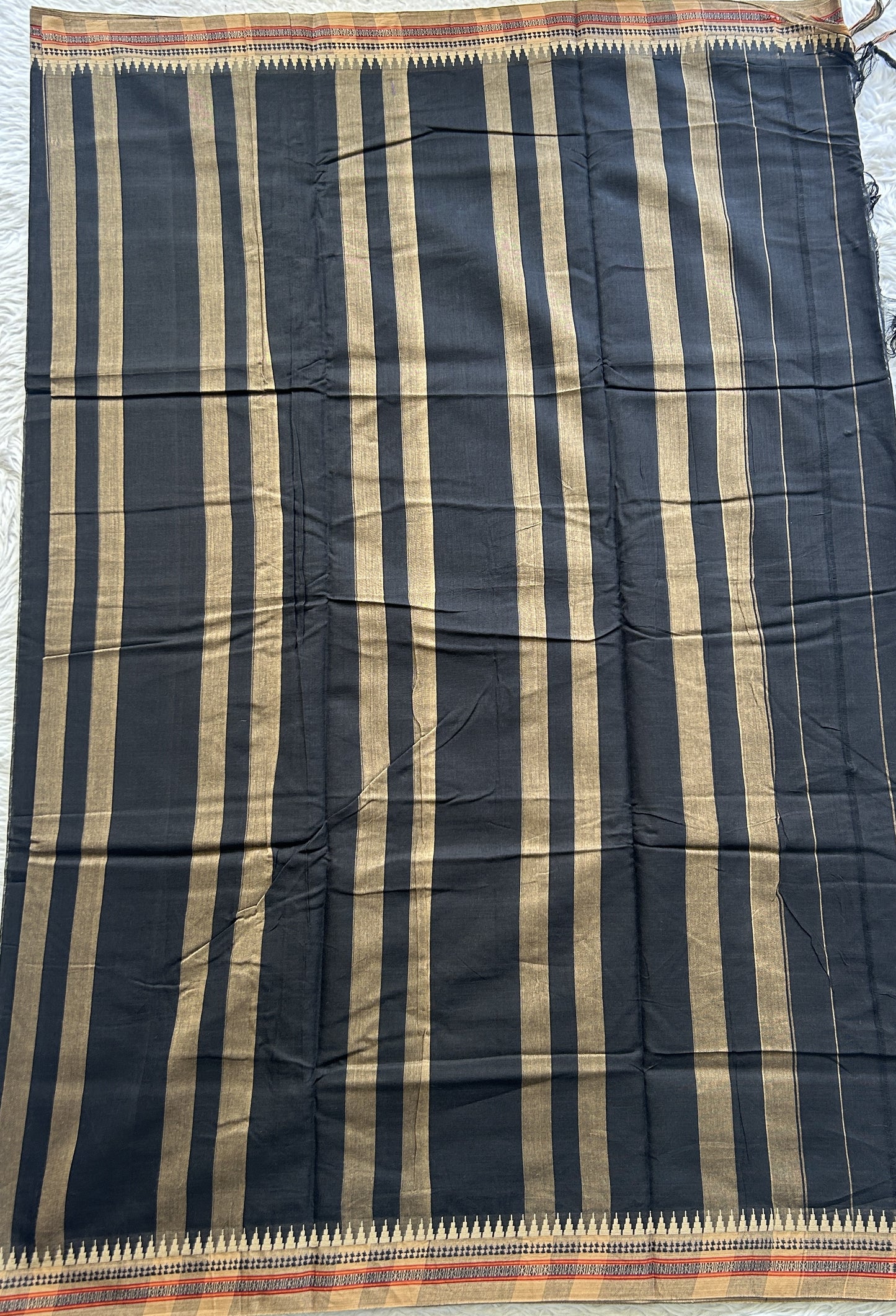 Narayanpet Cotton Saree Black Colored Complemented with a Thread Border.