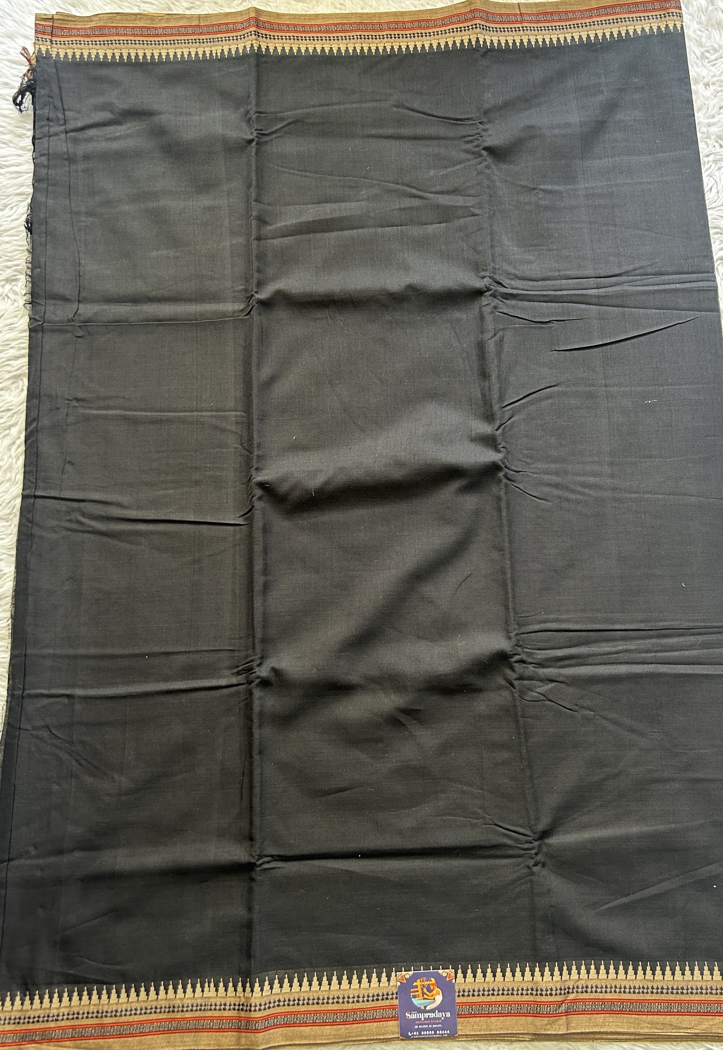 Narayanpet Cotton Saree Black Colored Complemented with a Thread Border.