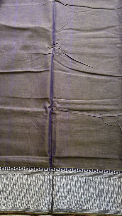 Narayanpet Cotton Saree Brinjal Colored Complemented with a Thread Border.