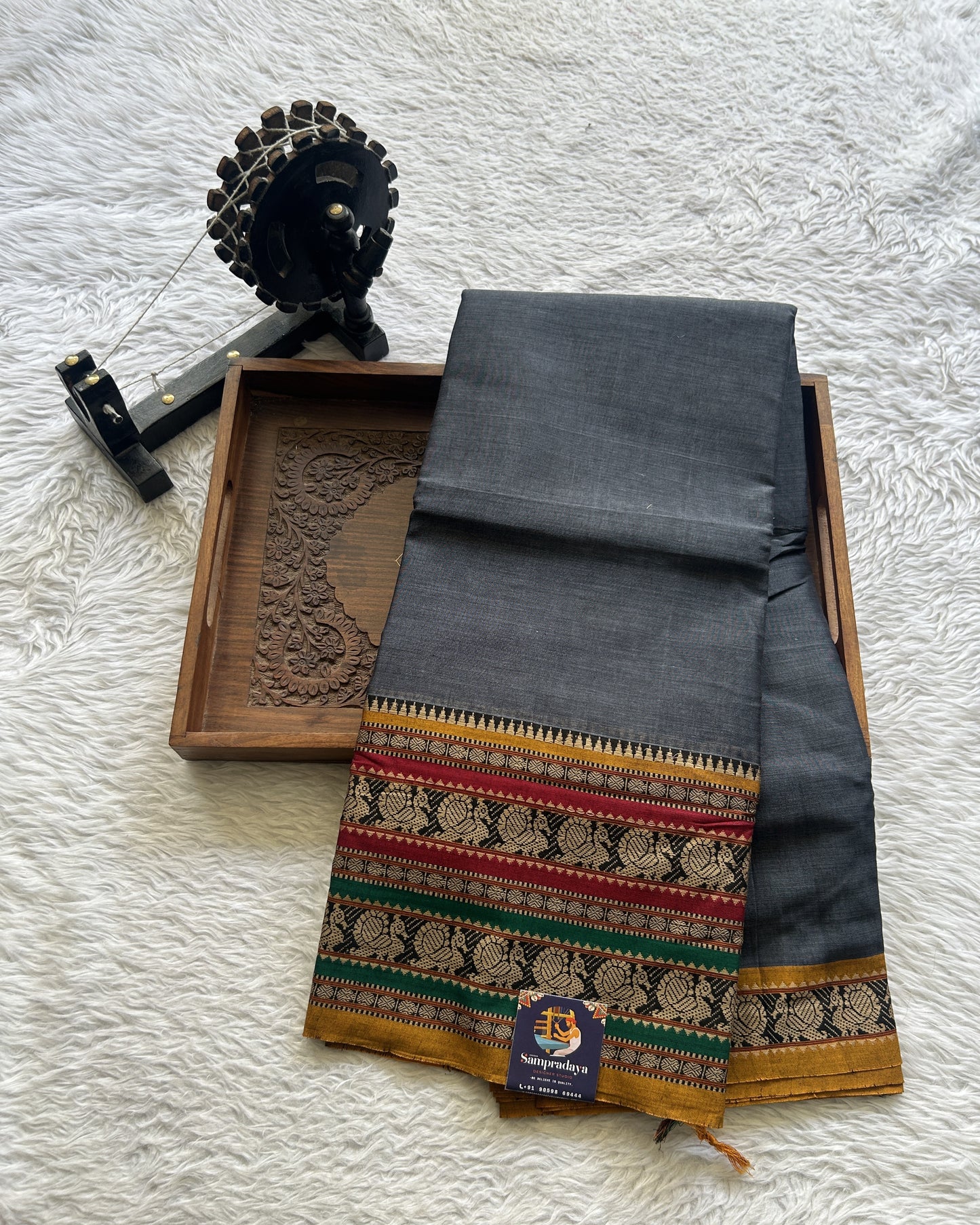 Narayanpet Cotton Saree Gray Colored Complemented with a Thread Border.