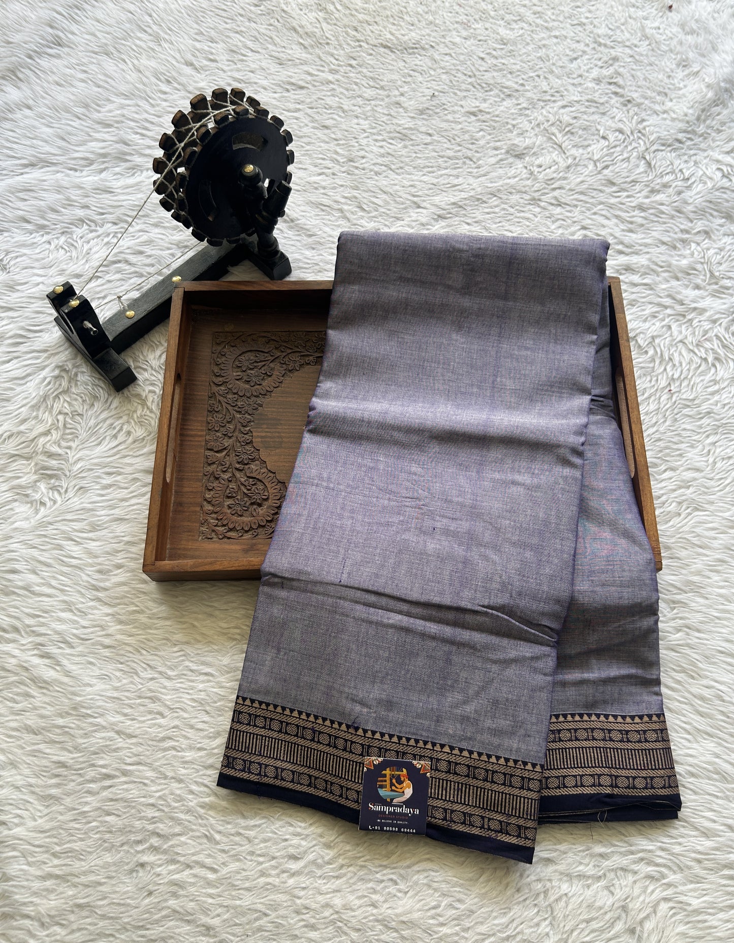 Narayanpet Cotton Saree Dark Lilac Colored Complemented with a Thread Border.