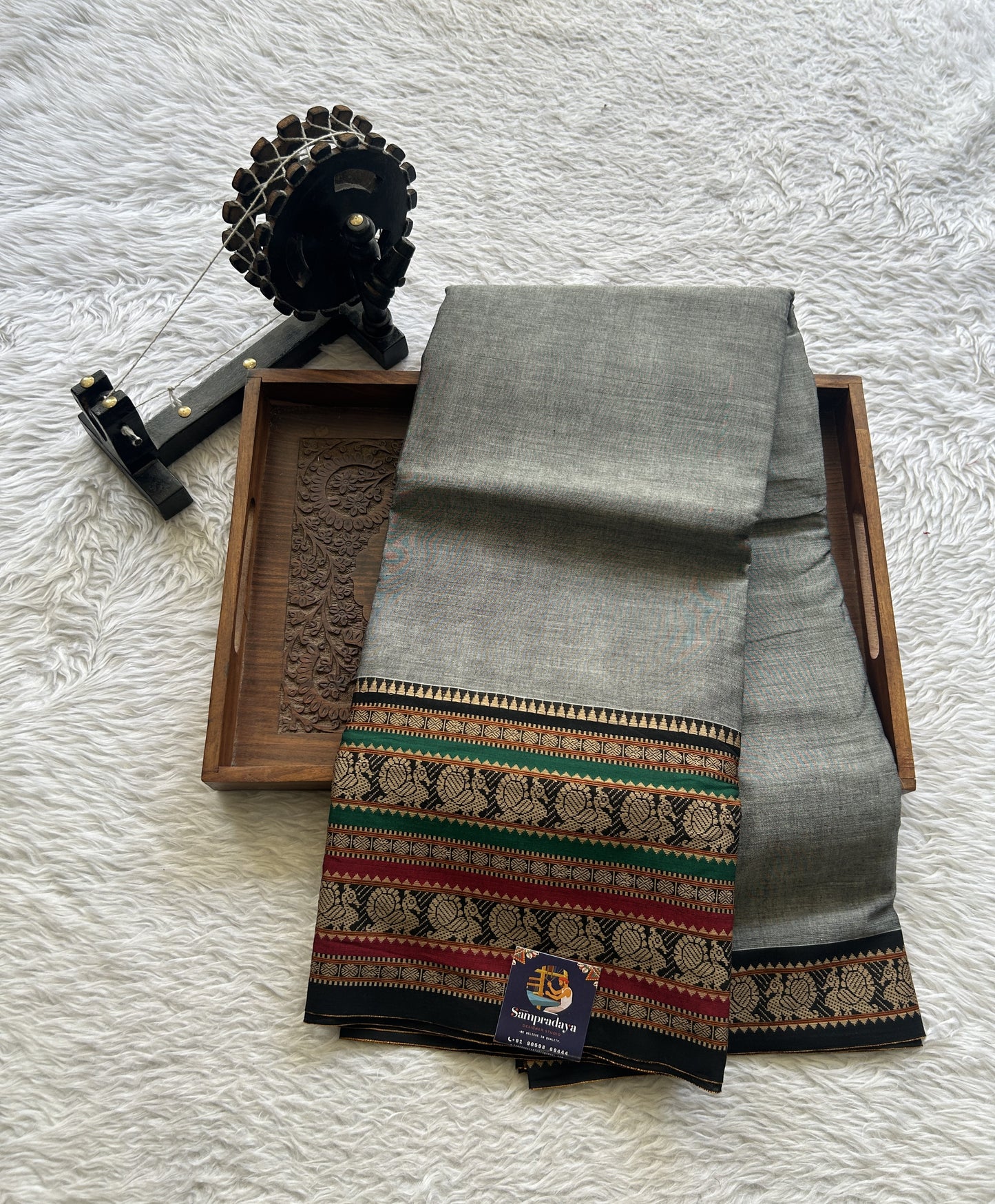 Narayanpet Cotton Saree Ash Colored Complemented with a Thread Border.