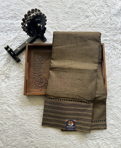 Narayanpet Cotton Saree Dark Gray Colored Complemented with a Thread Border.