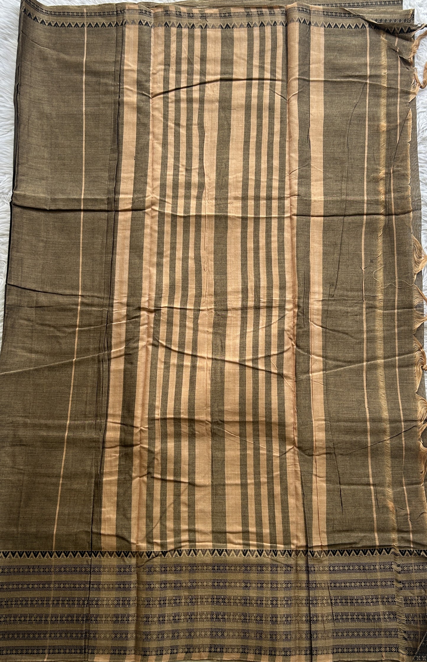 Narayanpet Cotton Saree Dark Gray Colored Complemented with a Thread Border.