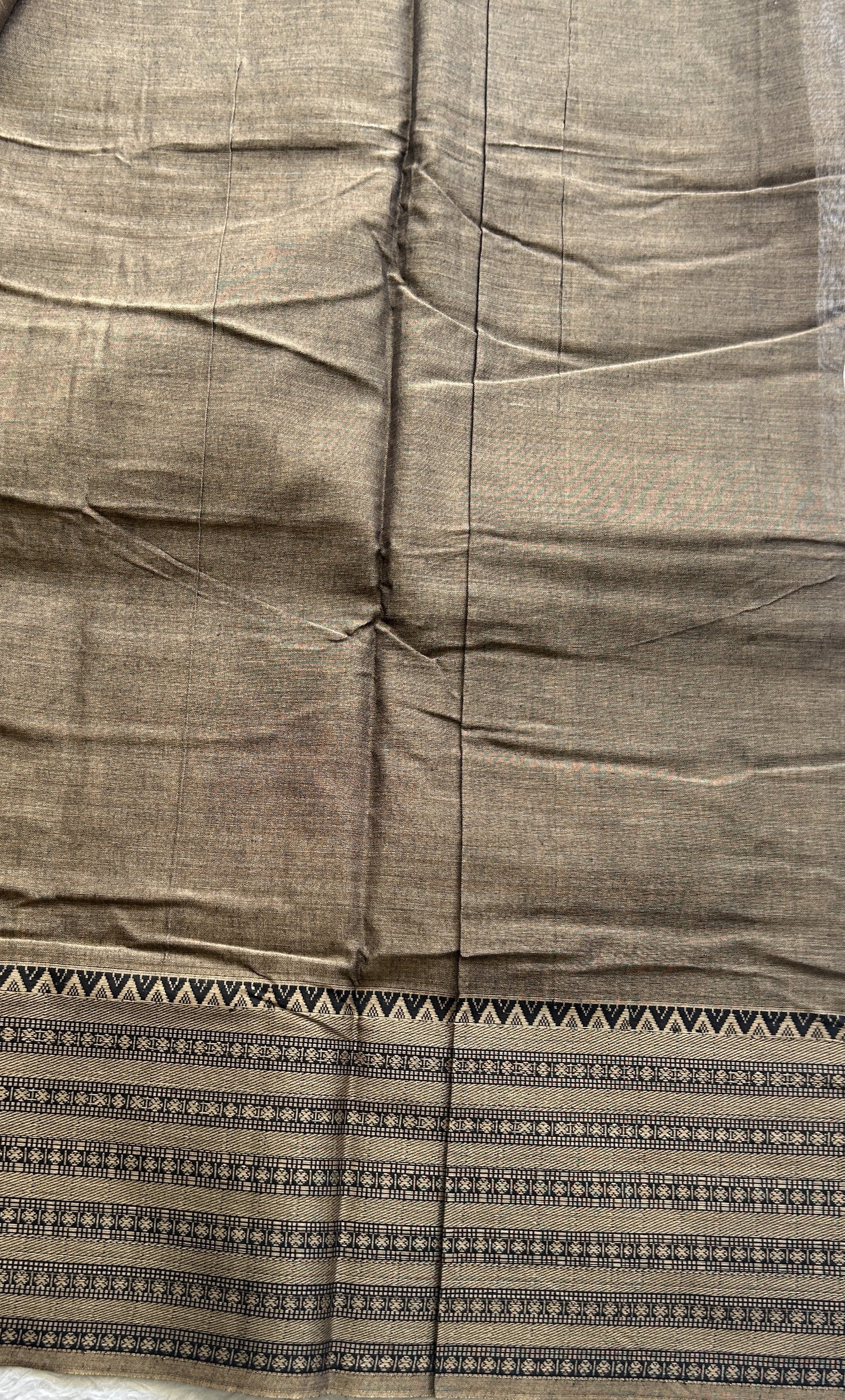 Narayanpet Cotton Saree Dark Gray Colored Complemented with a Thread Border.