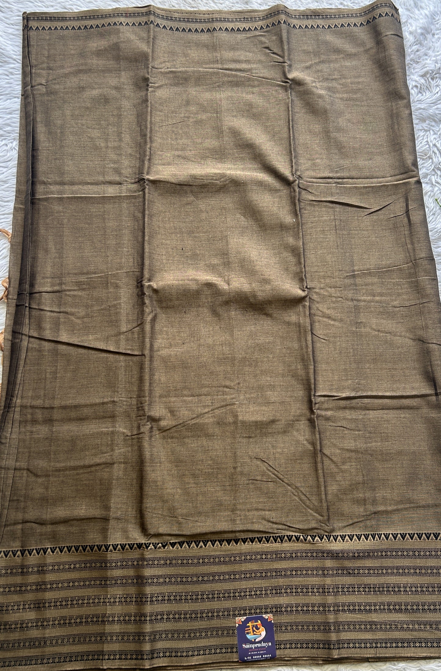 Narayanpet Cotton Saree Dark Gray Colored Complemented with a Thread Border.