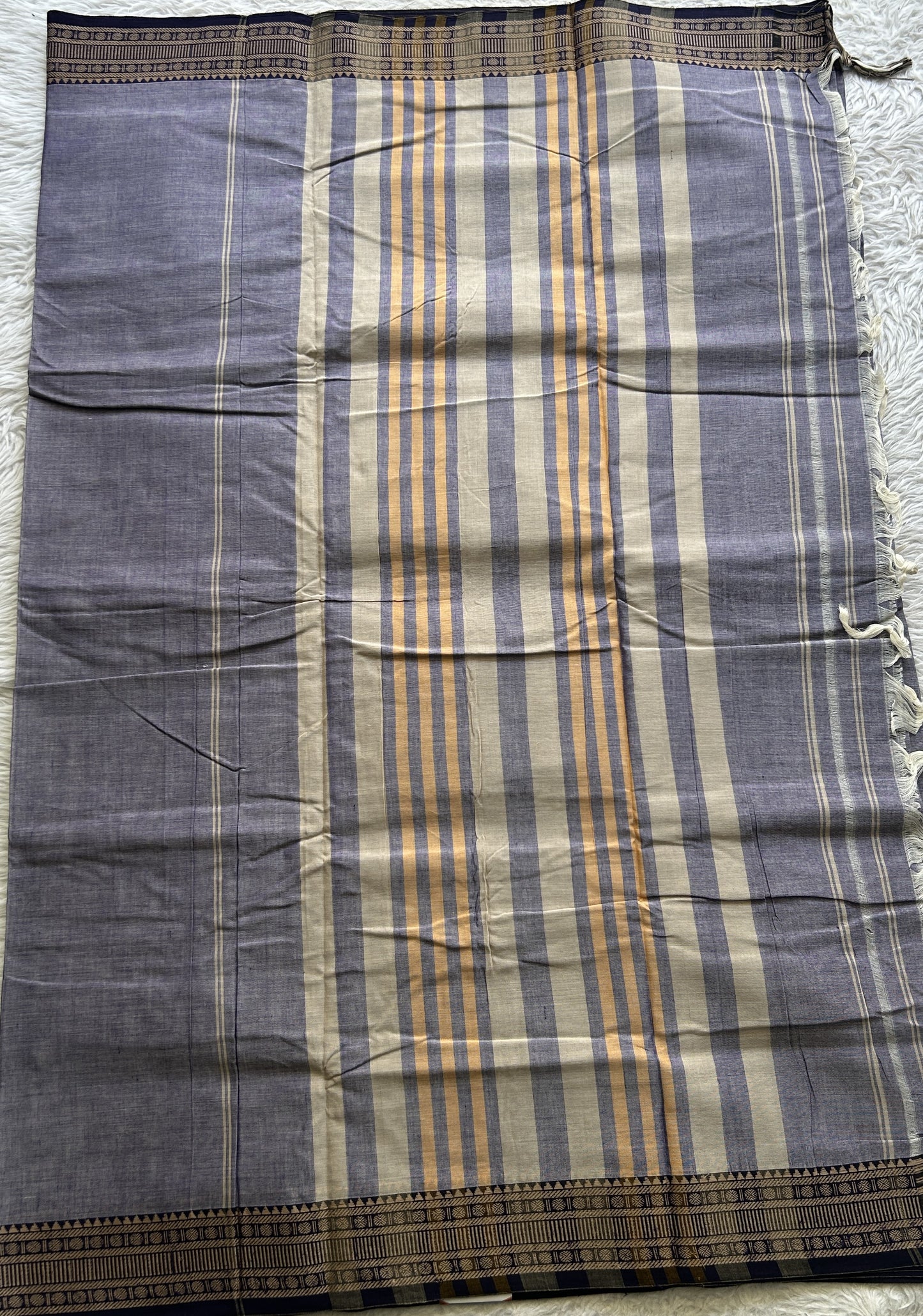 Narayanpet Cotton Saree Dark Lilac Colored Complemented with a Thread Border.