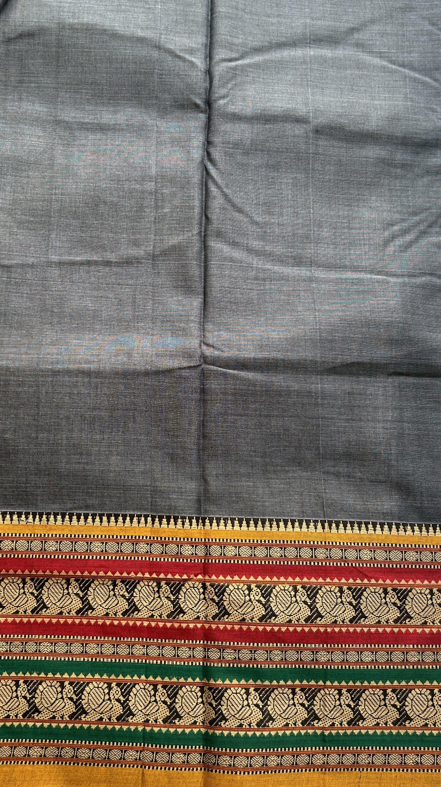 Narayanpet Cotton Saree Gray Colored Complemented with a Thread Border.