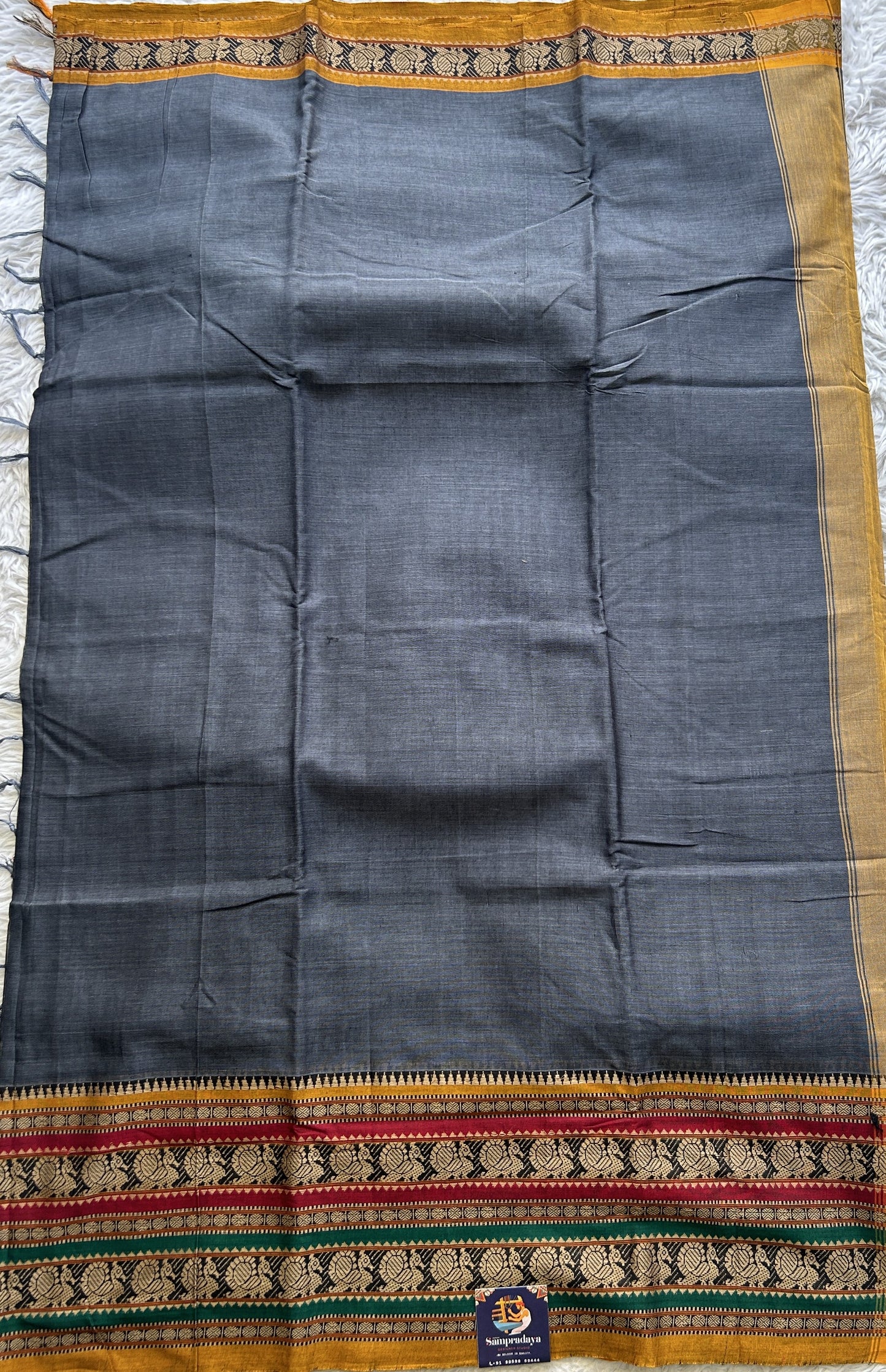 Narayanpet Cotton Saree Gray Colored Complemented with a Thread Border.