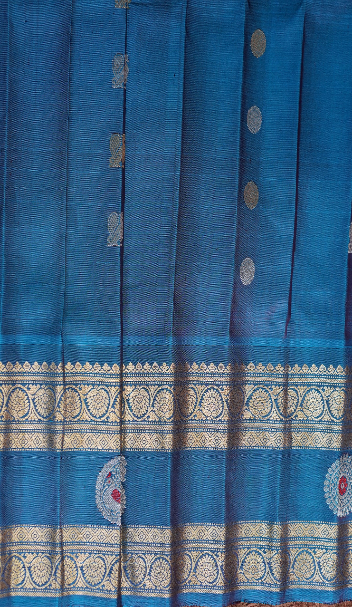 Gadwal Silk Saree Onion Pink Colored Complemented With a Zari Border