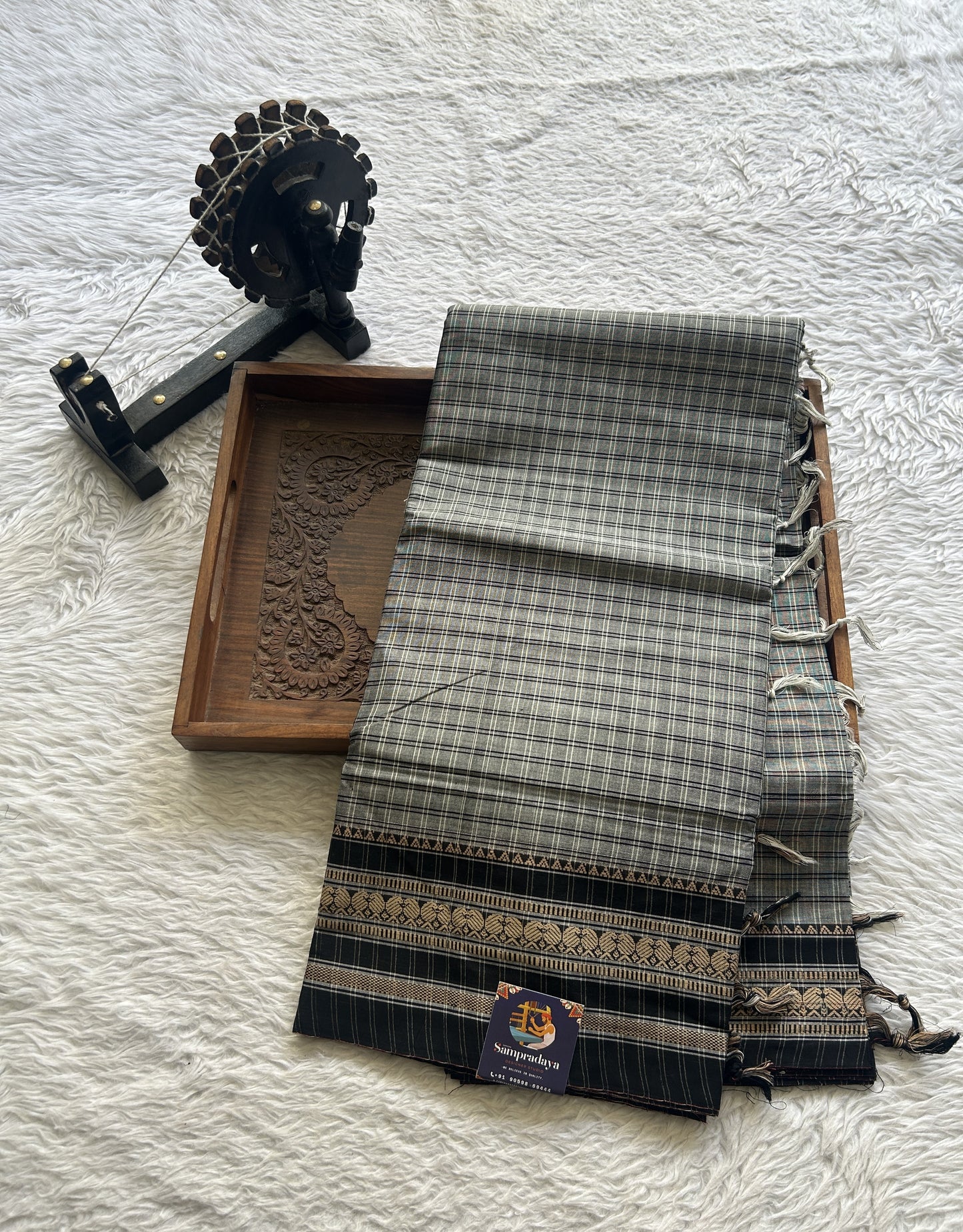 Narayanpet Cotton Checks Saree Gray Colored Complemented with a Black Thread Border.