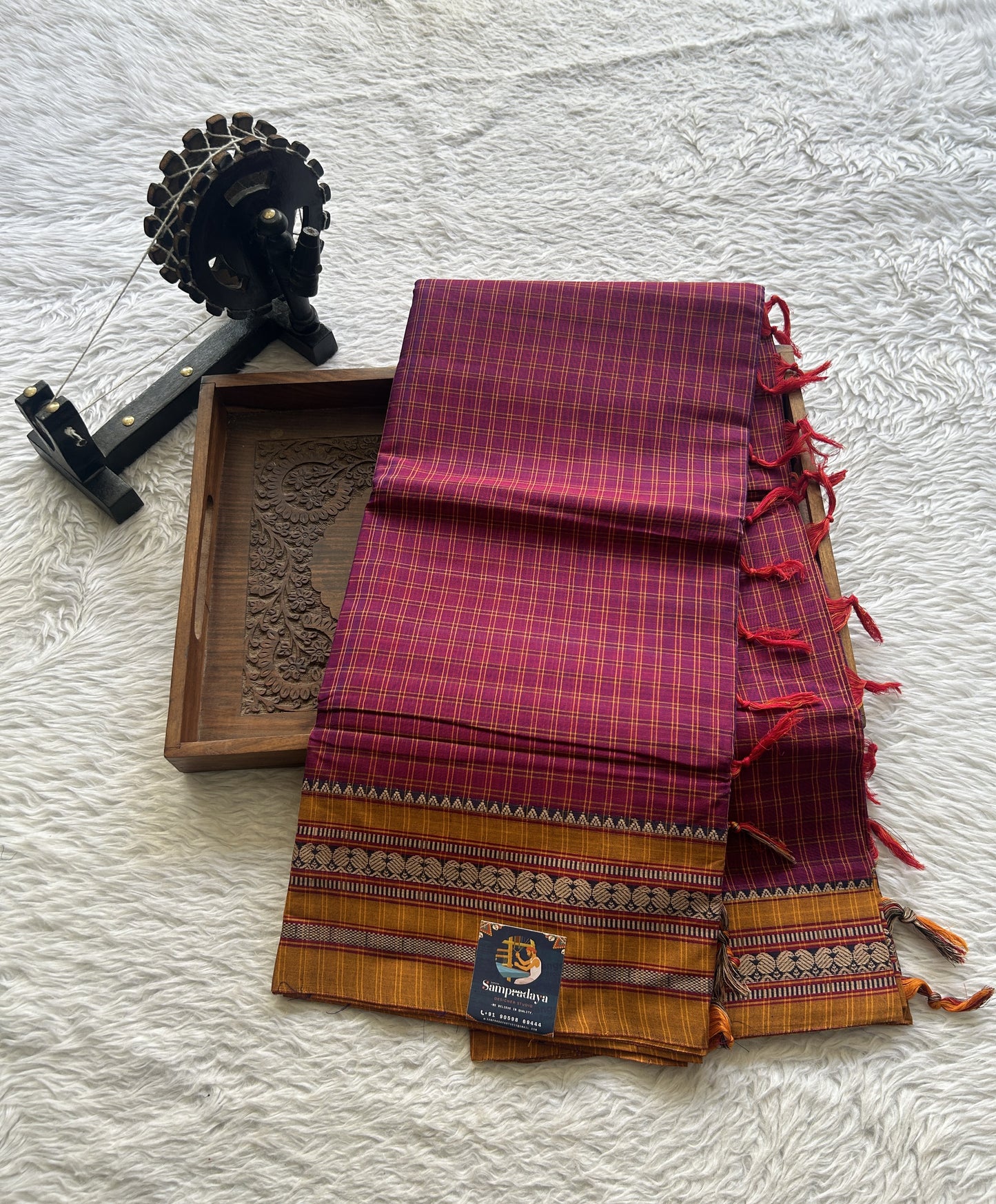 Narayanpet Cotton Checks Saree Magenta Pink Colored Complemented with a Thread Border.