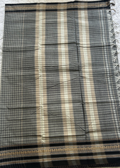 Narayanpet Cotton Checks Saree Gray Colored Complemented with a Black Thread Border.