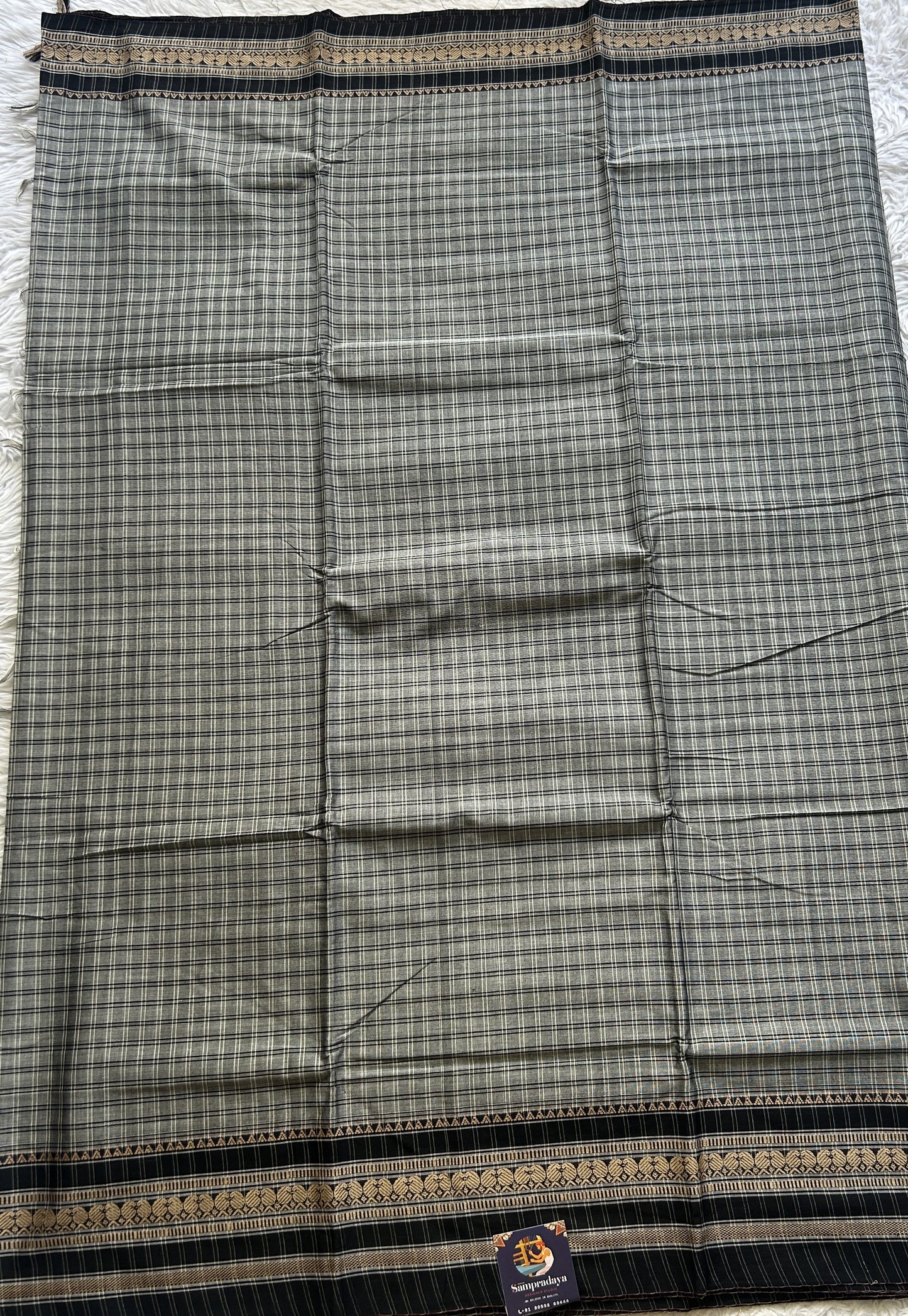 Narayanpet Cotton Checks Saree Gray Colored Complemented with a Black Thread Border.