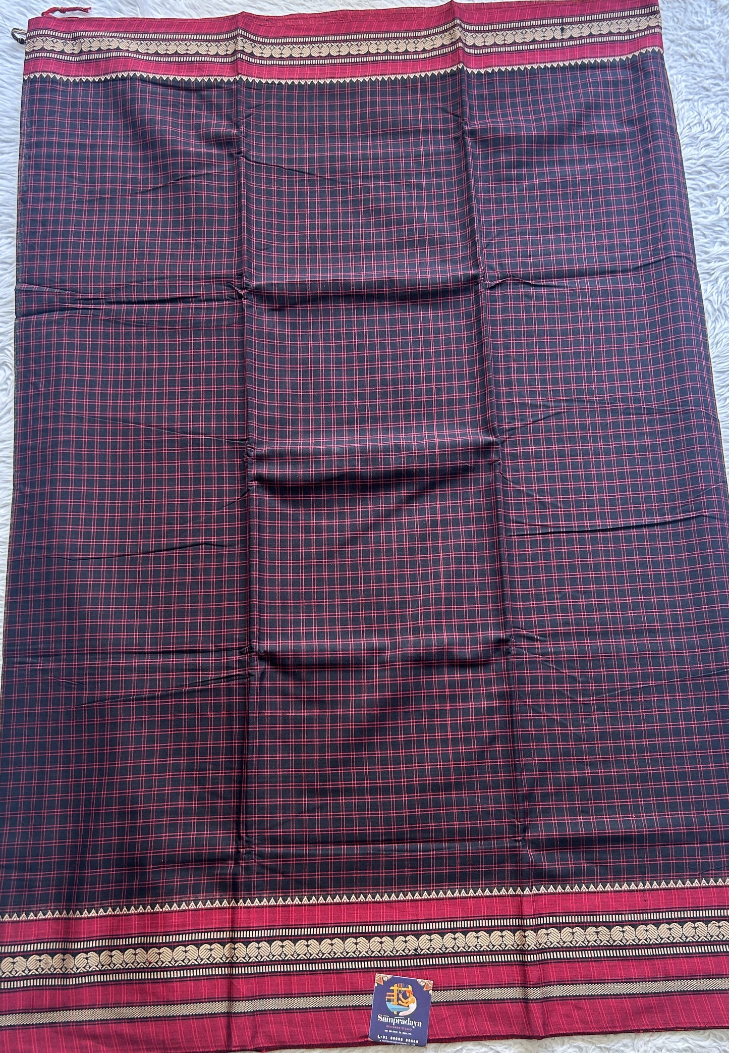 Narayanpet Cotton Checks Saree Black Colored Complemented with a Maroon Thread Border.