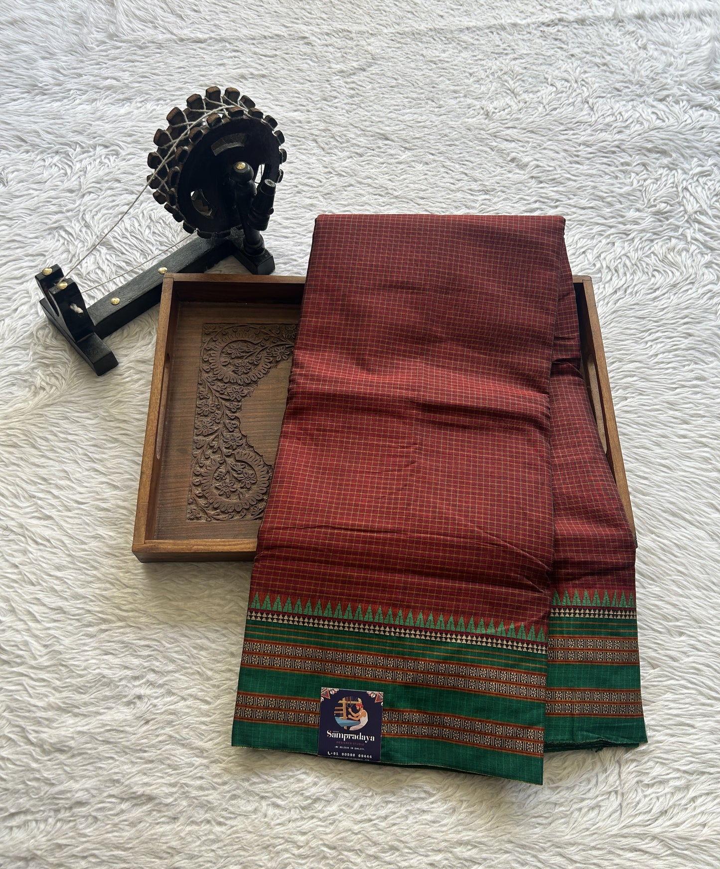 Narayanpet Cotton Checks Saree Maroon Colored Complemented with a Thread Gap Border.