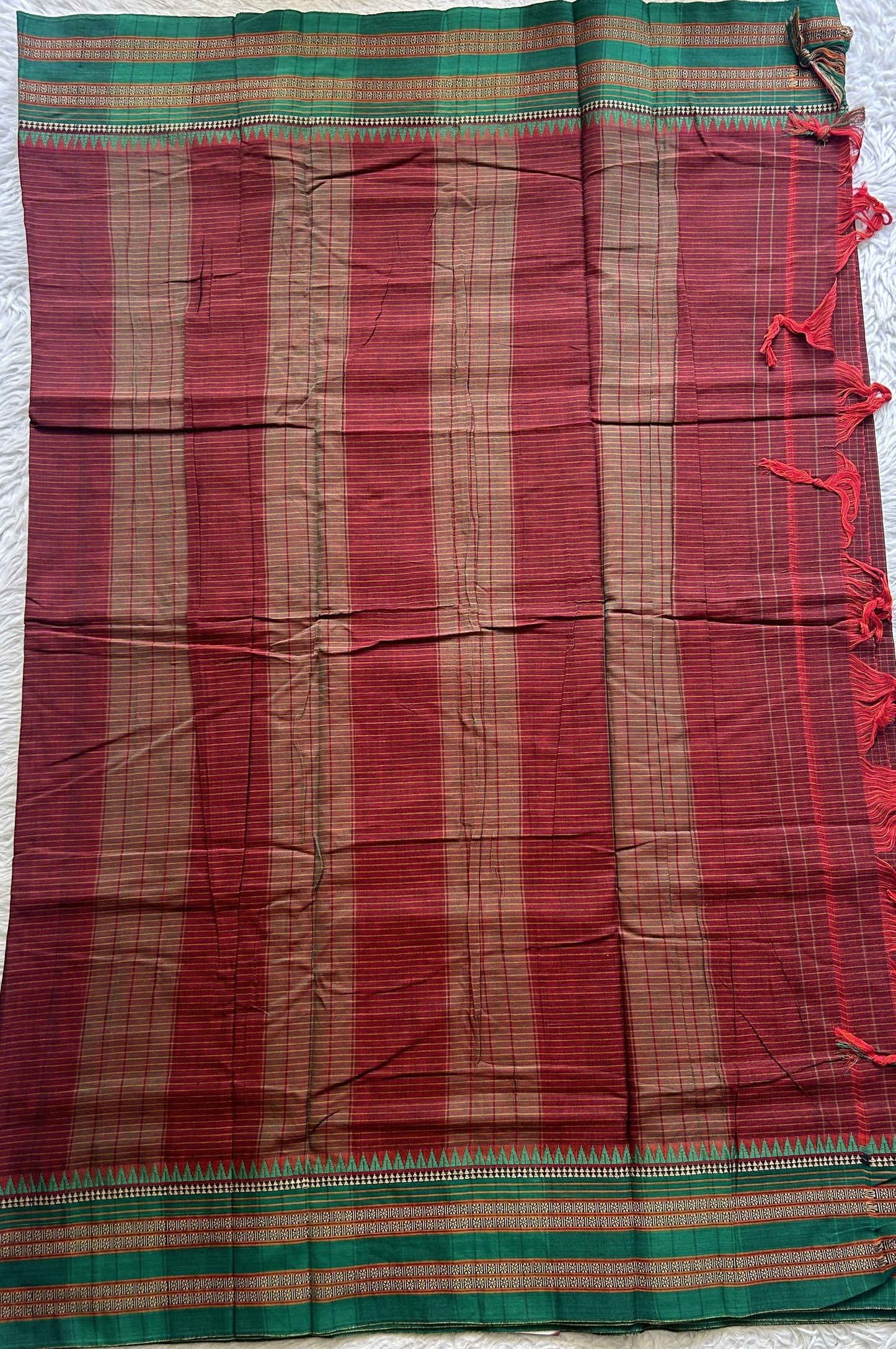 Narayanpet Cotton Checks Saree Maroon Colored Complemented with a Thread Gap Border.