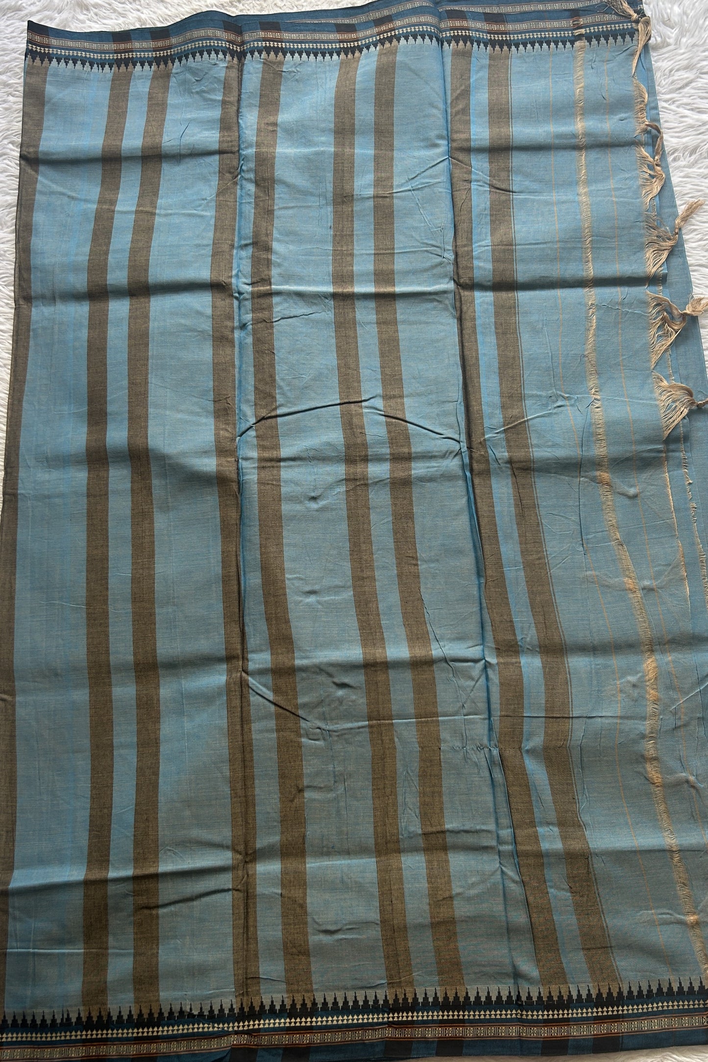 Narayanpet Cotton Saree Sapphire Colored Complemented with a Thread Border.