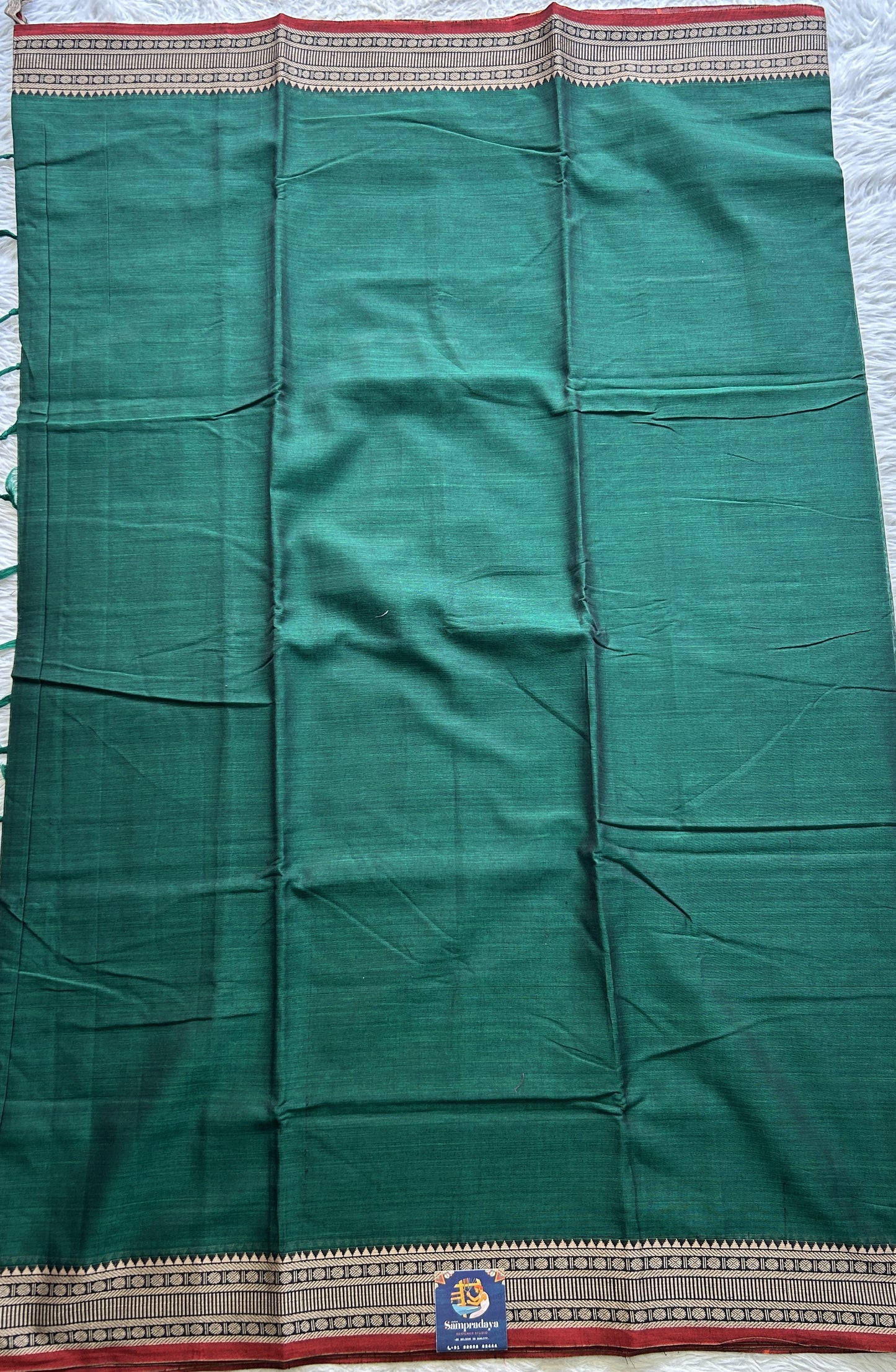 Narayanpet Cotton Saree Forest Green Colored Complemented with a Thread Border.