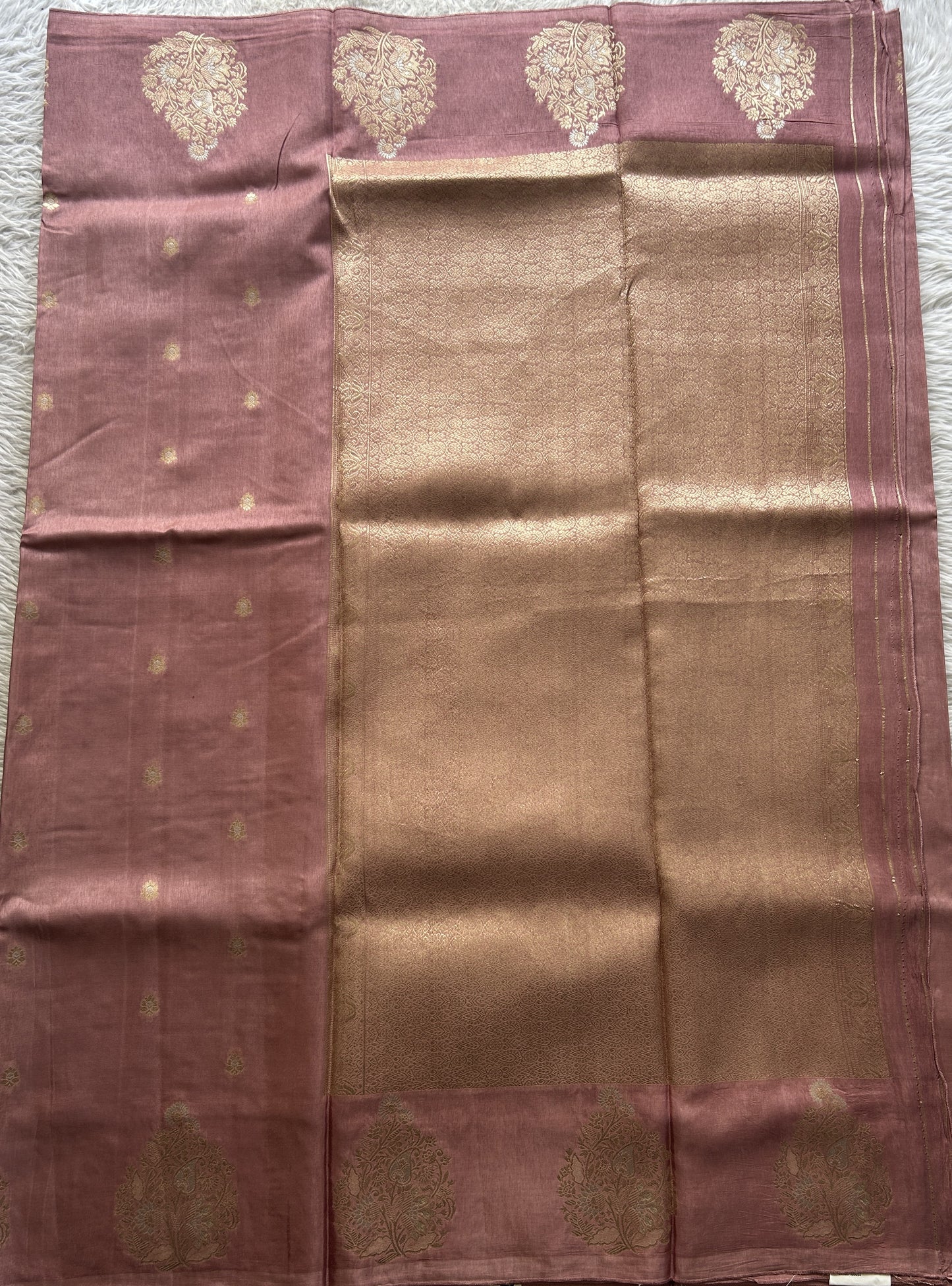 Mona Silk Saree Onion Pink Colored Complemented with a Mashrur Border.